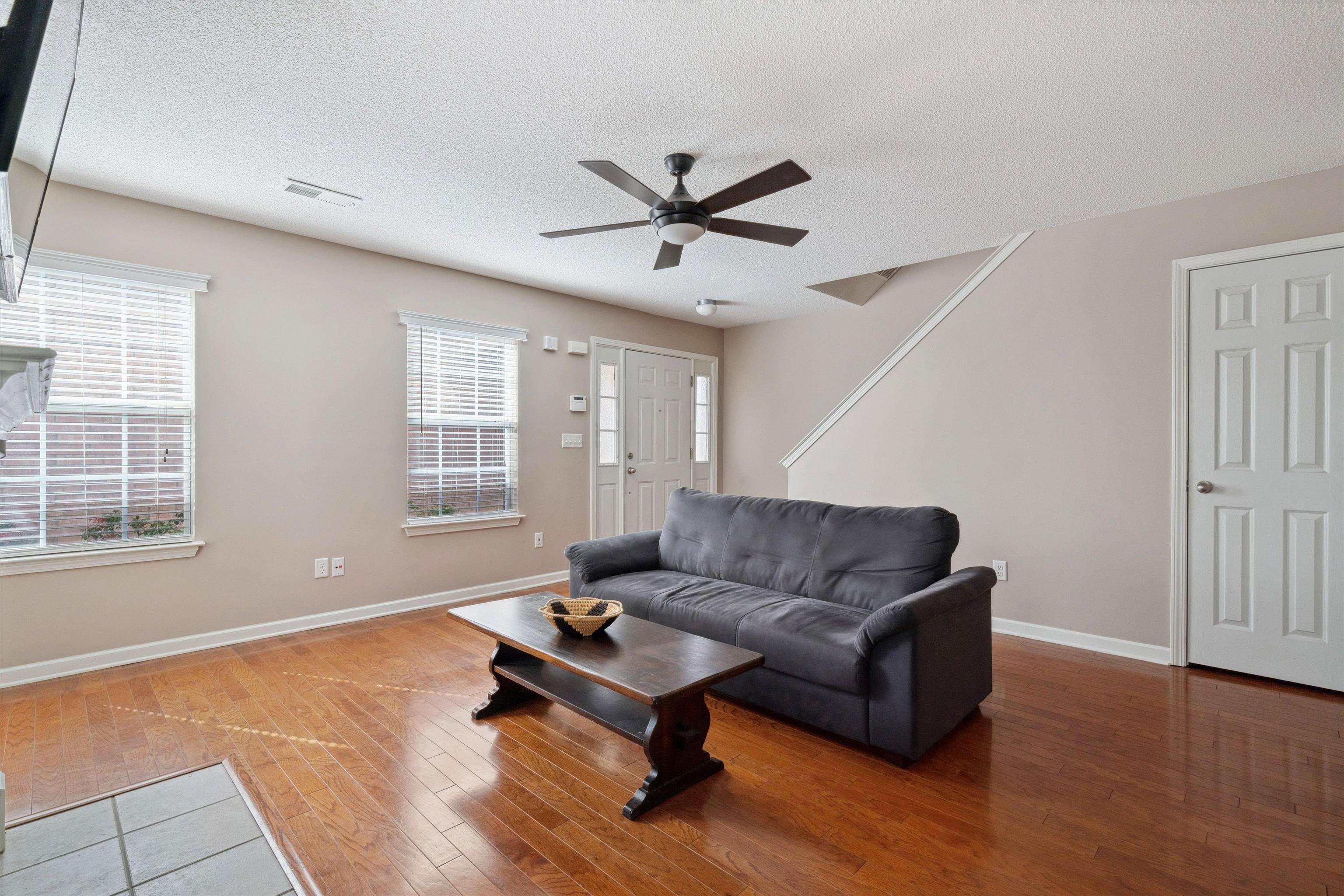 1084 E MONTEBELLO CIR