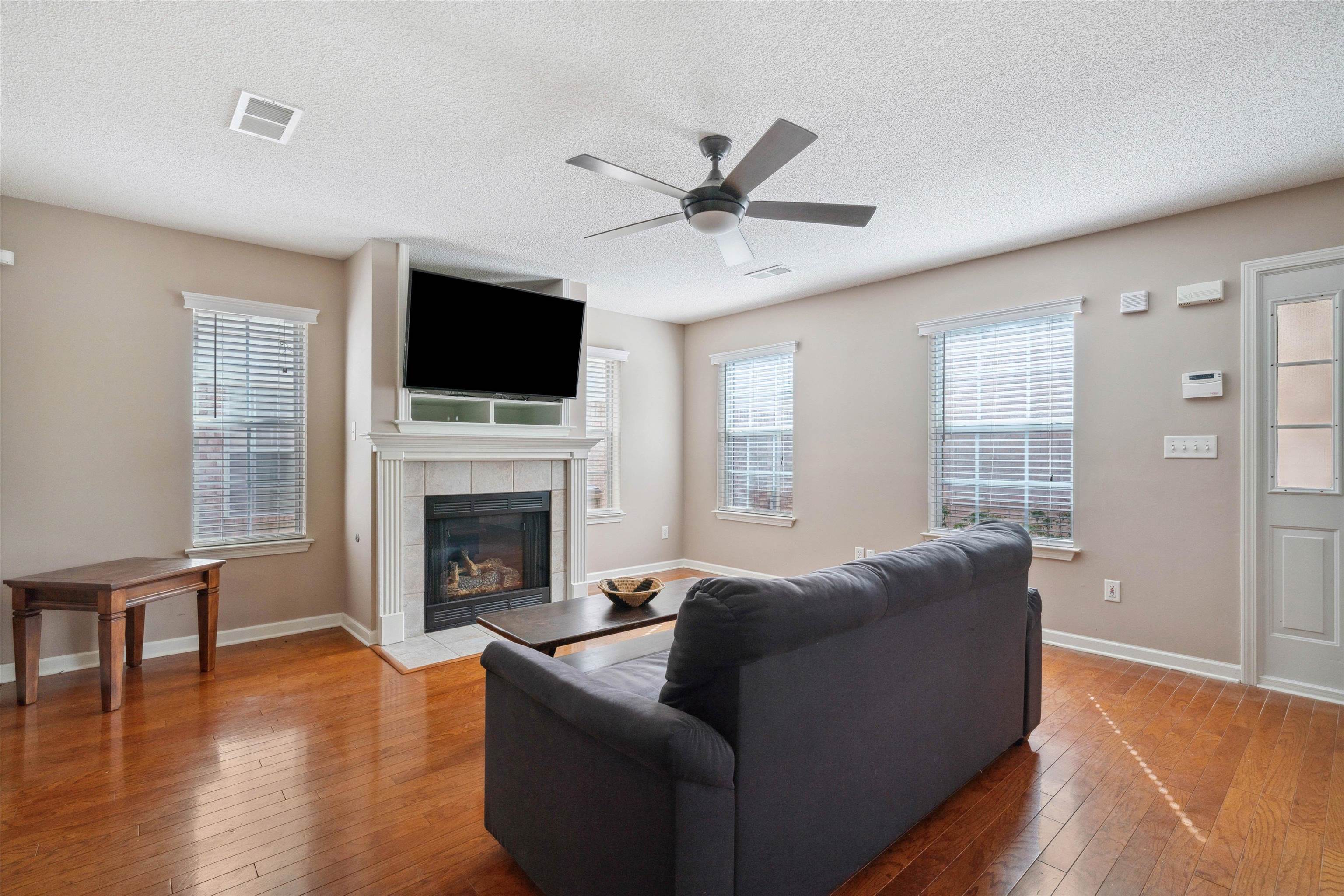 1084 E MONTEBELLO CIR
