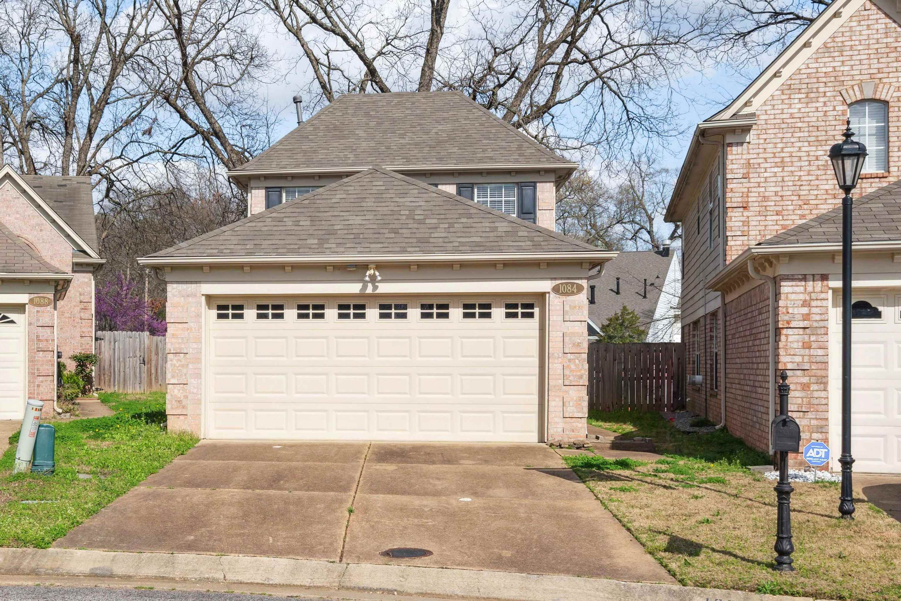 1084 E MONTEBELLO CIR