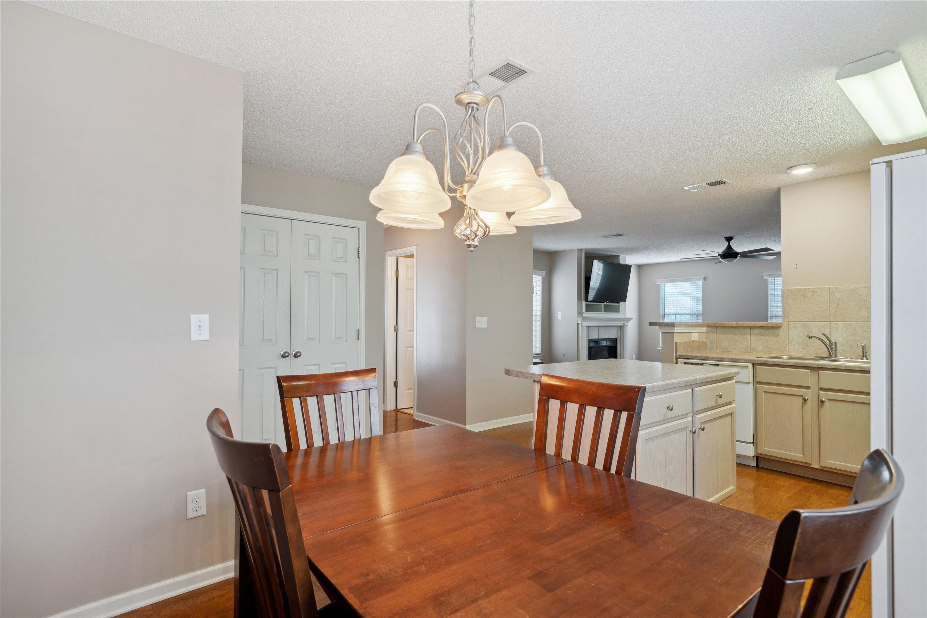 1084 E MONTEBELLO CIR