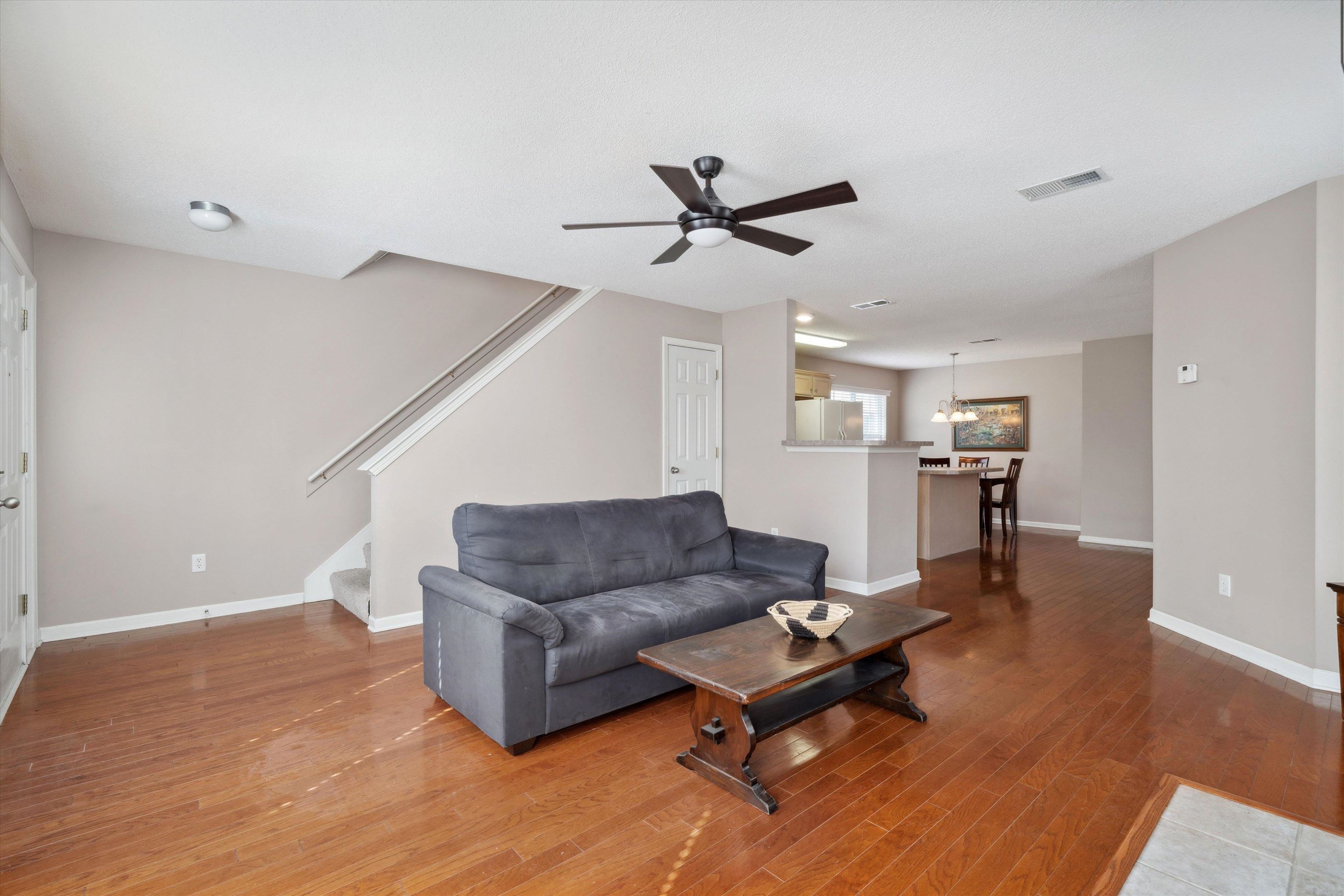 1084 E MONTEBELLO CIR