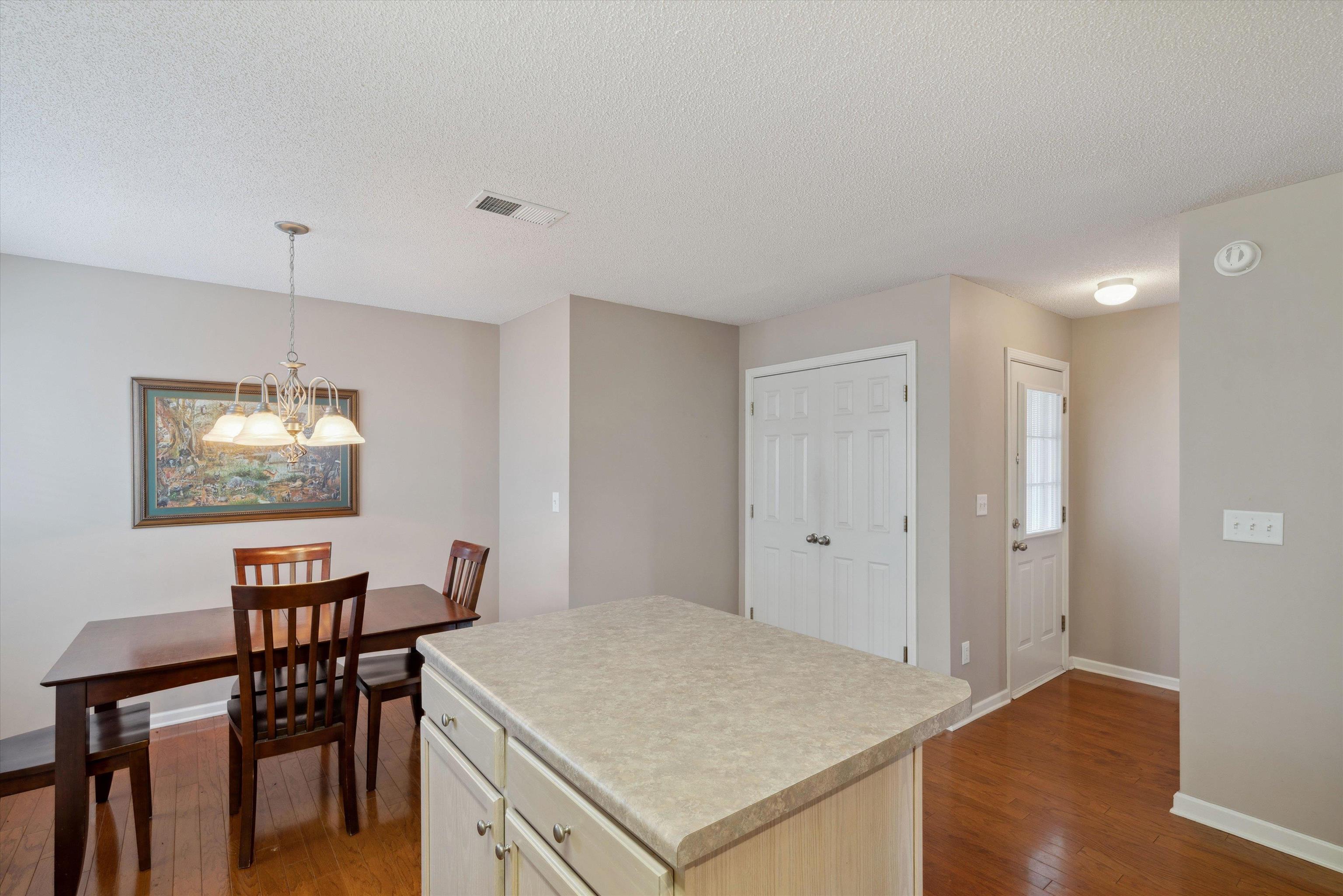 1084 E MONTEBELLO CIR