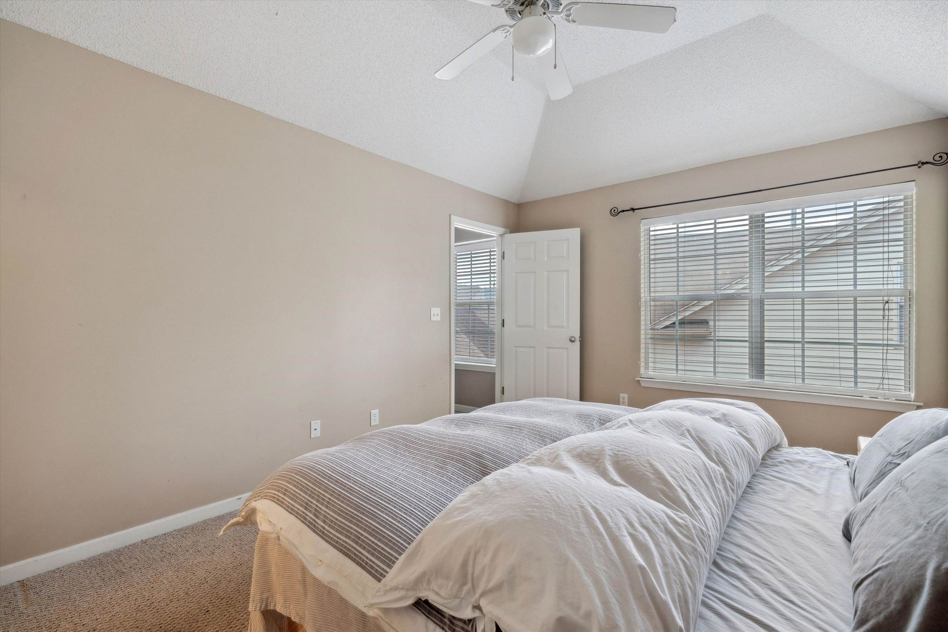 1084 E MONTEBELLO CIR