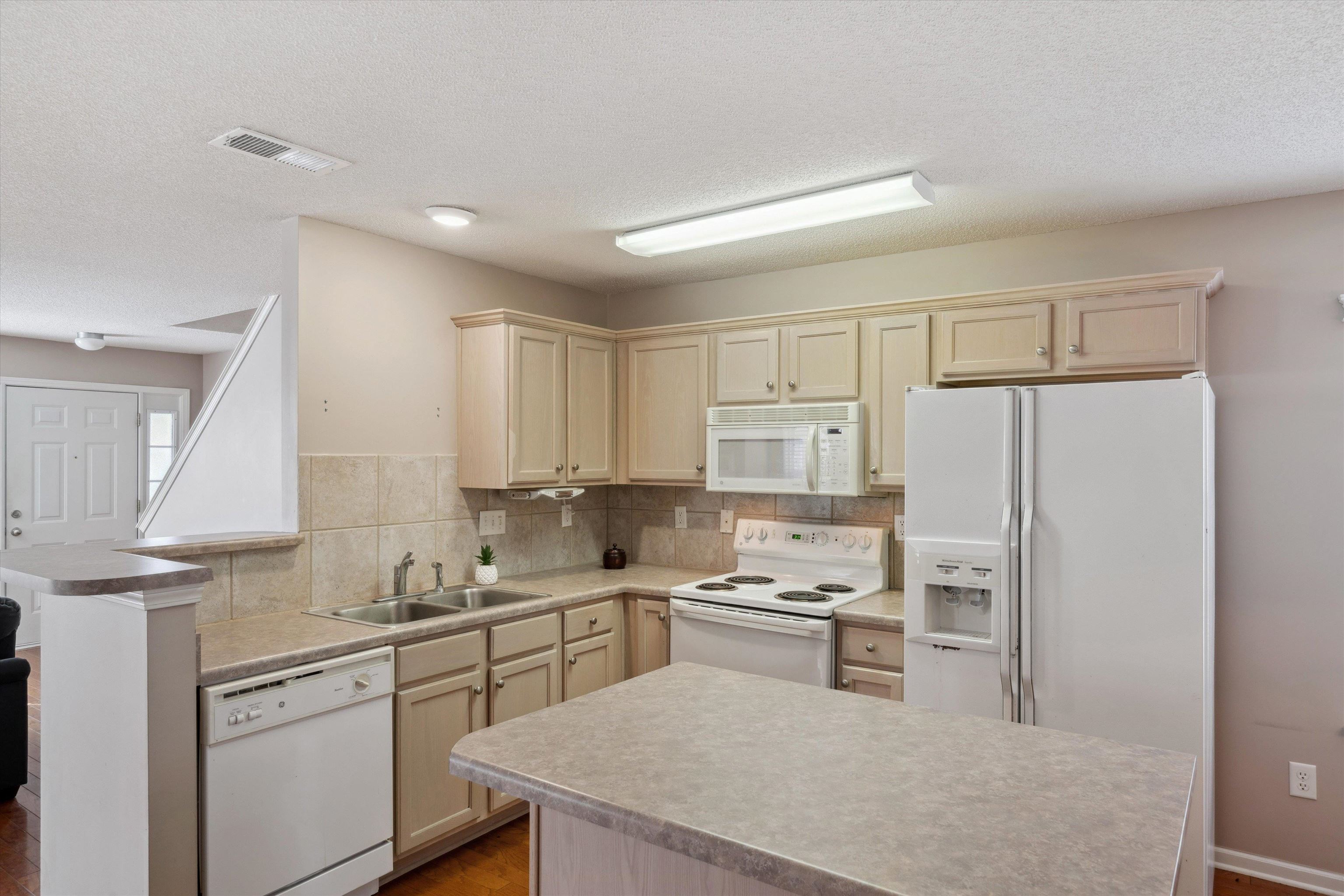 1084 E MONTEBELLO CIR