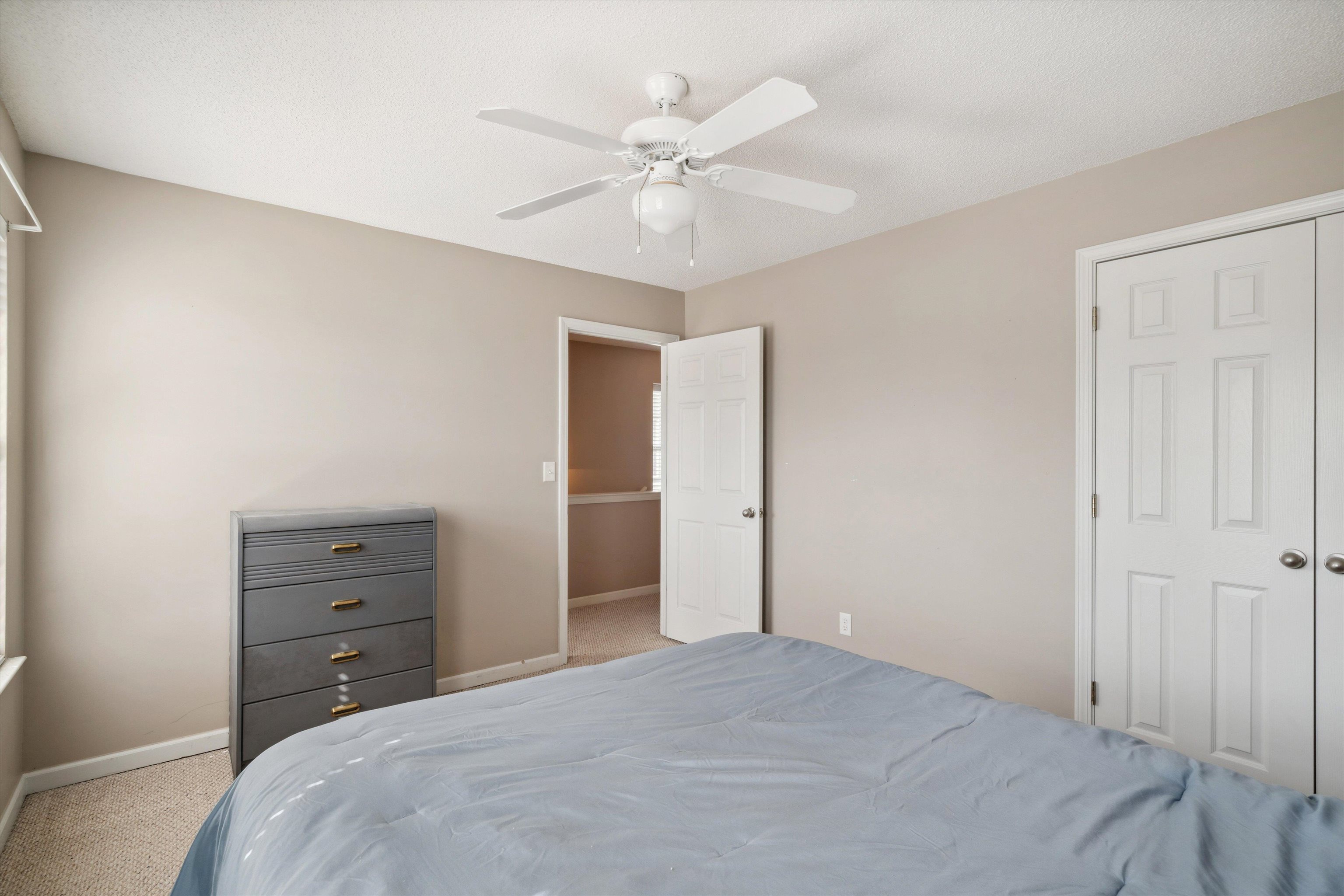 1084 E MONTEBELLO CIR