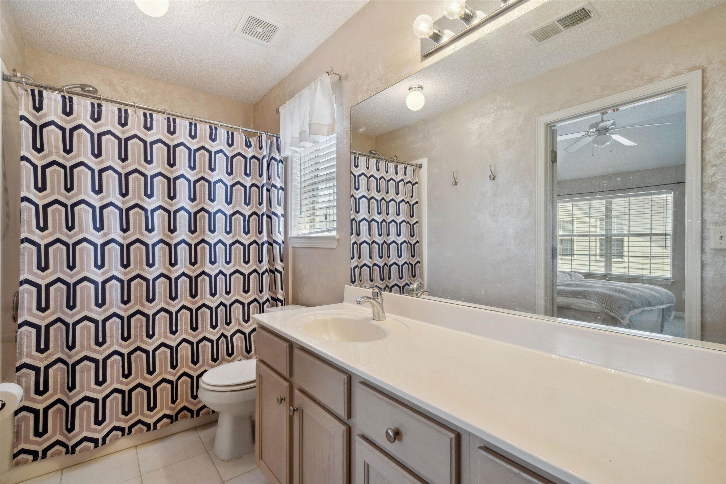 1084 E MONTEBELLO CIR