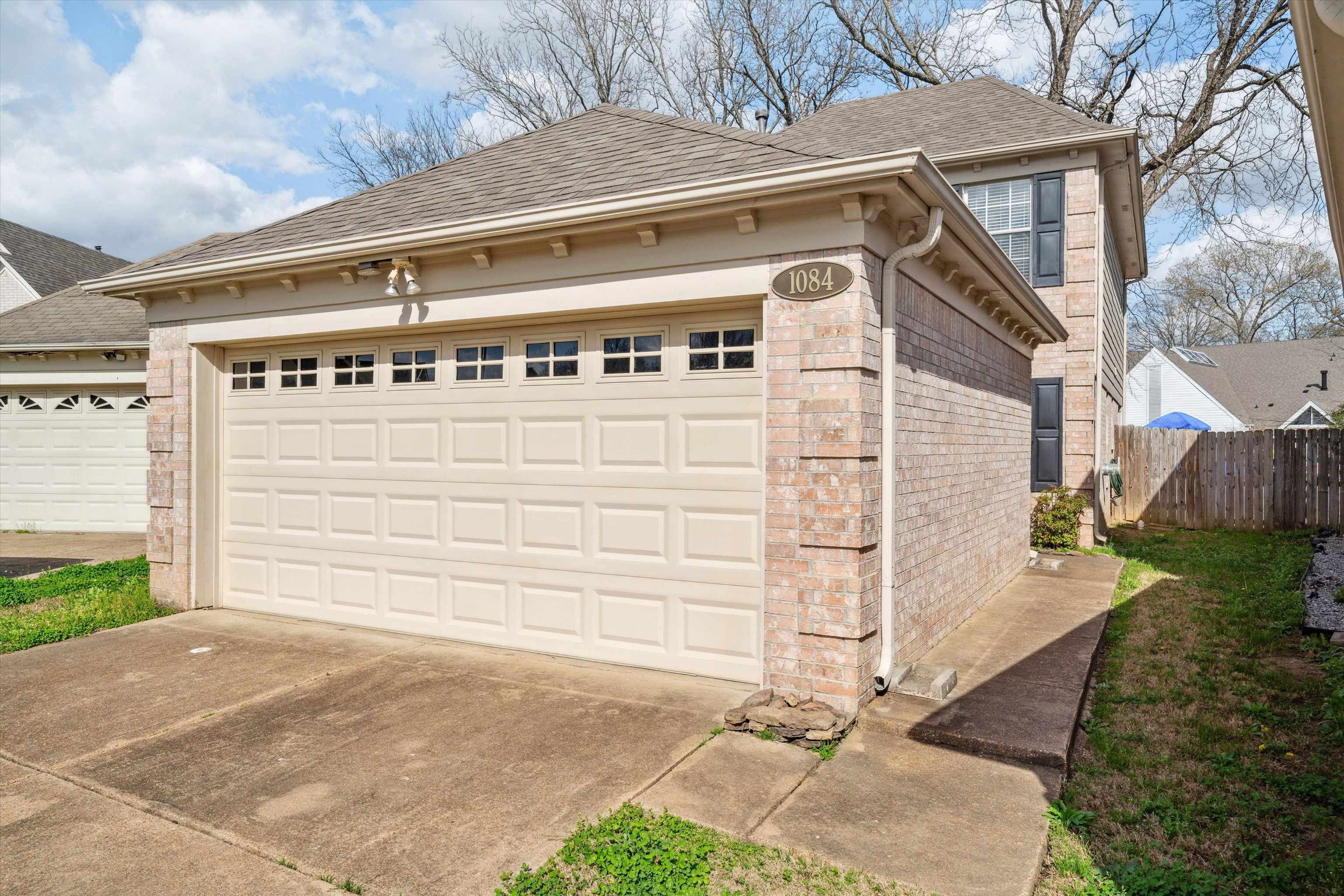1084 E MONTEBELLO CIR