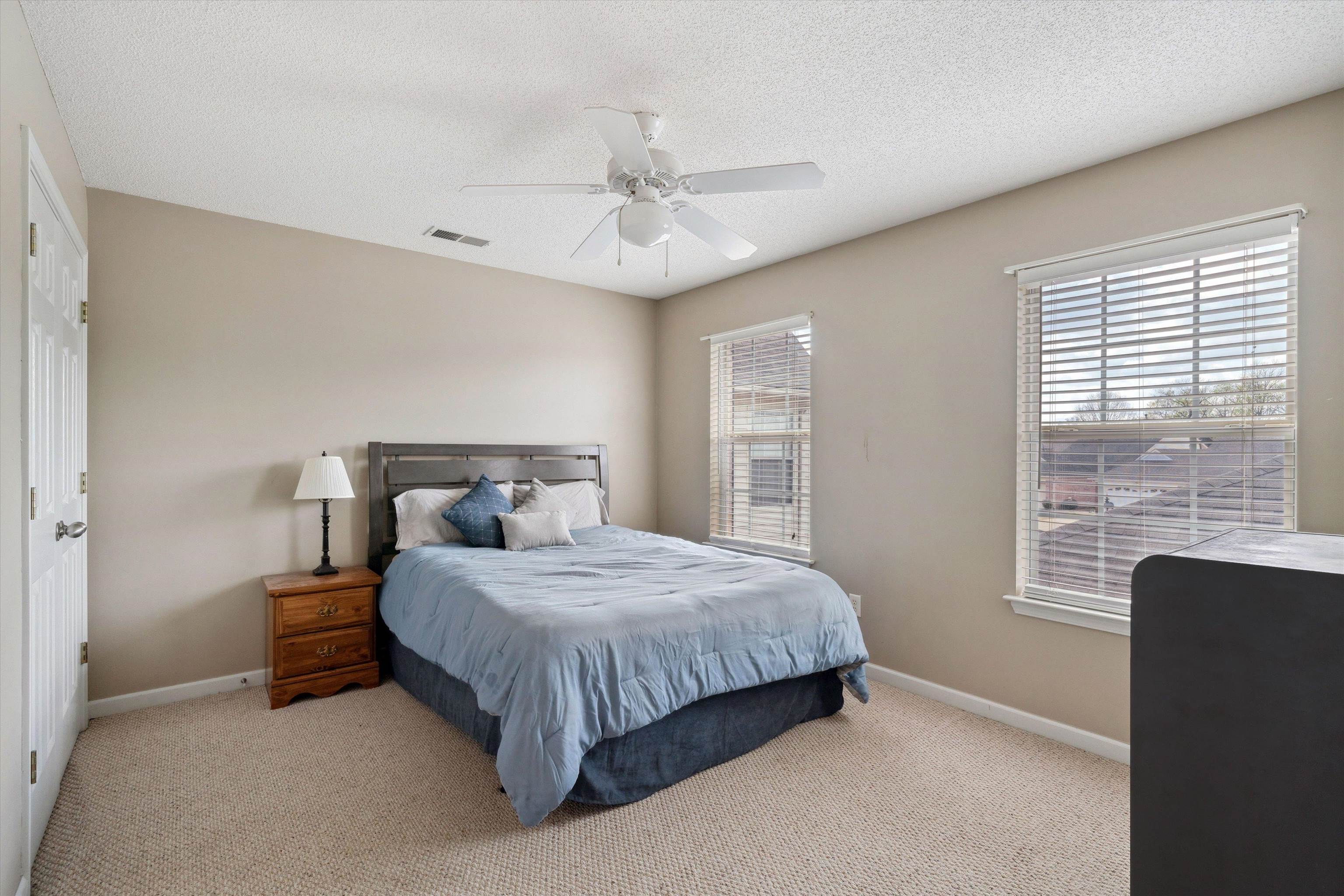 1084 E MONTEBELLO CIR
