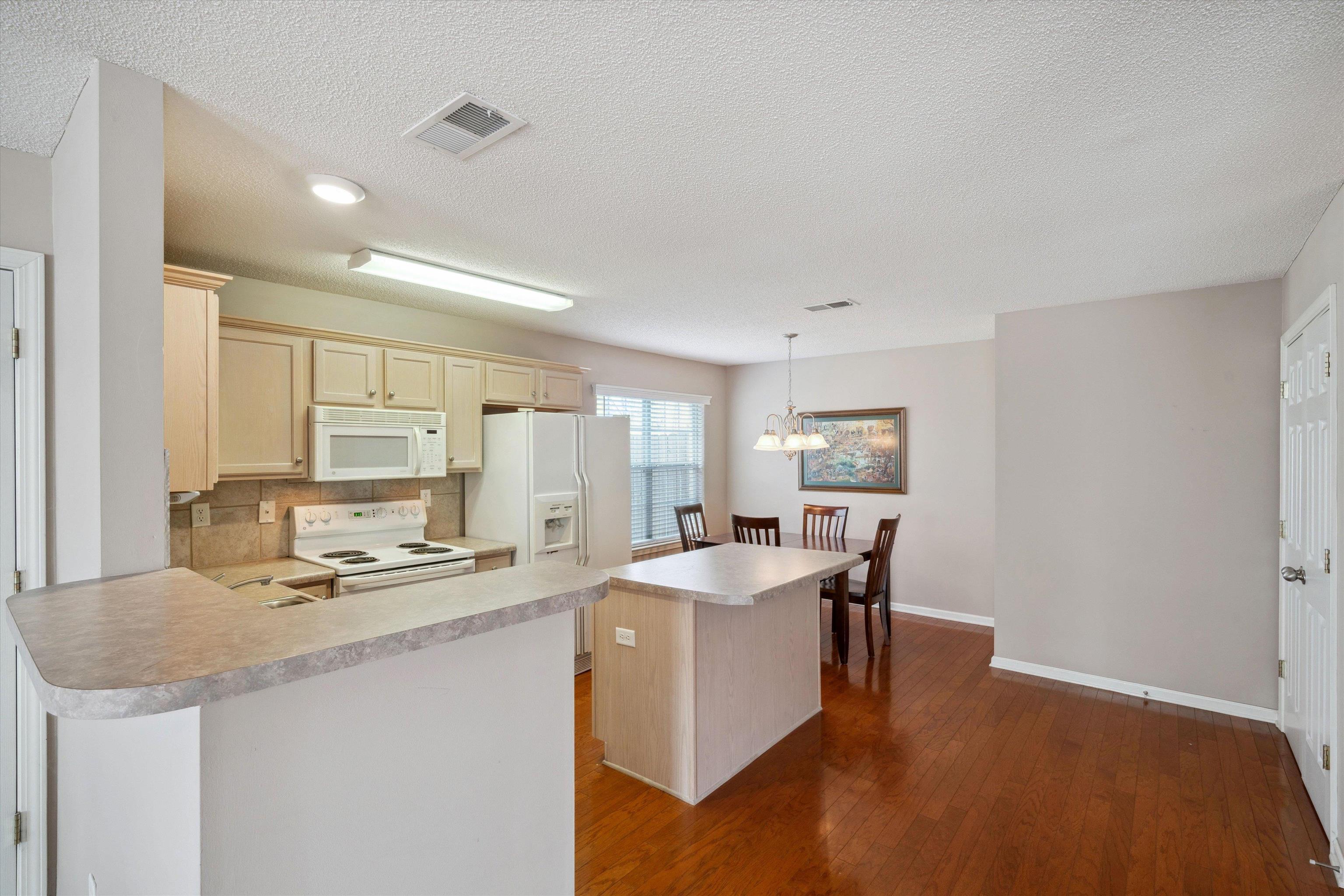 1084 E MONTEBELLO CIR
