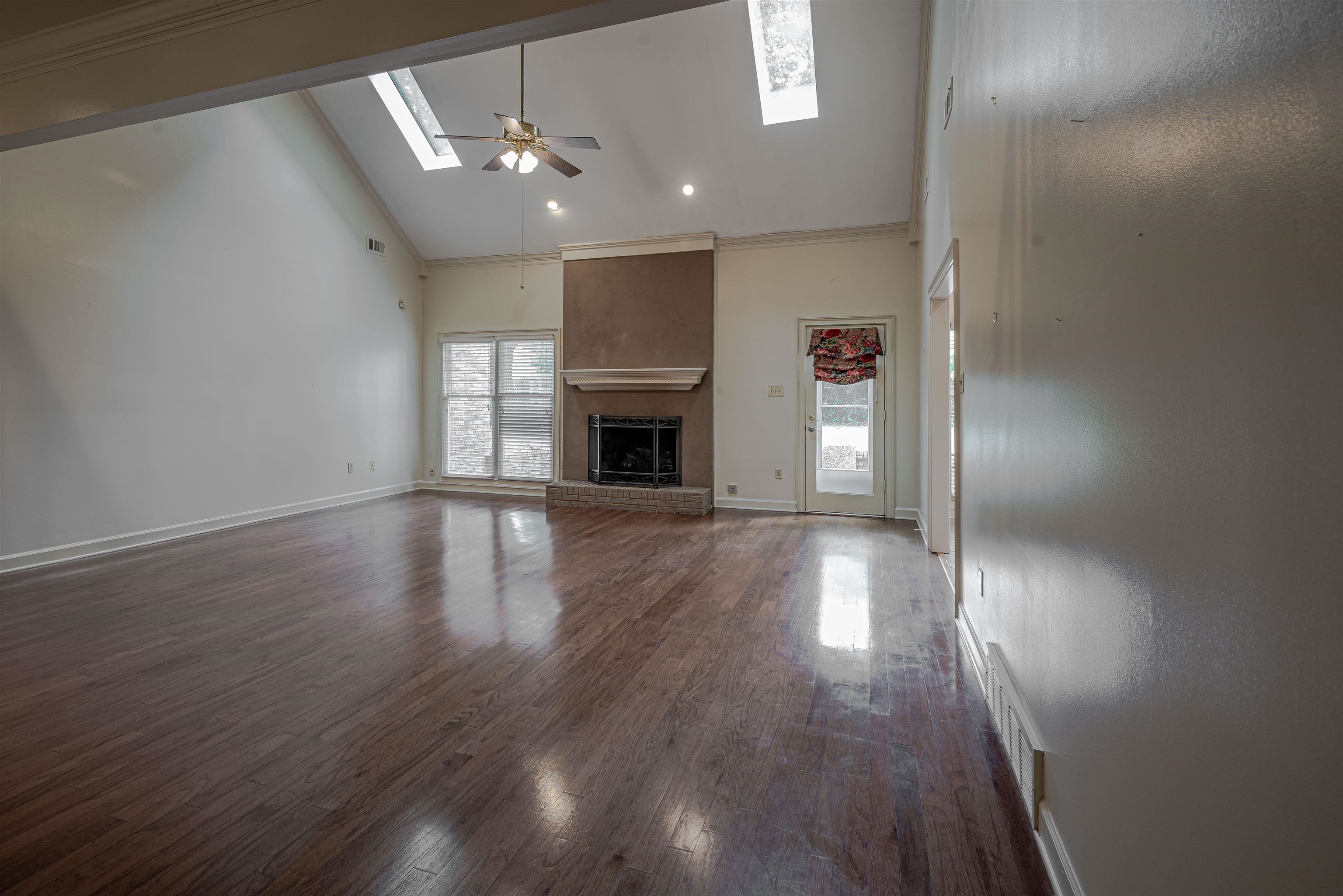 8106 MEADOW GLEN DR