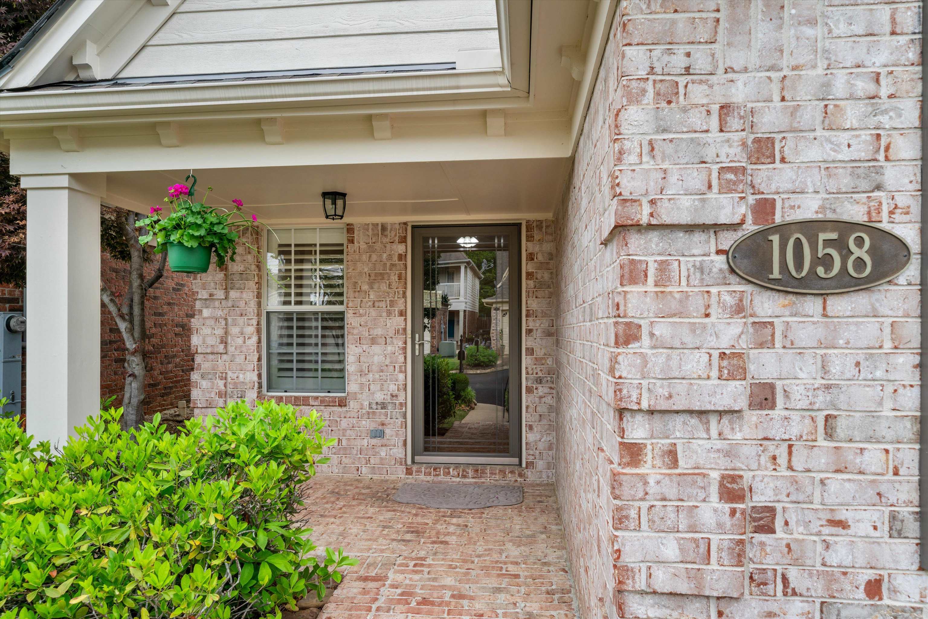 1058 W MONTEBELLO CIR