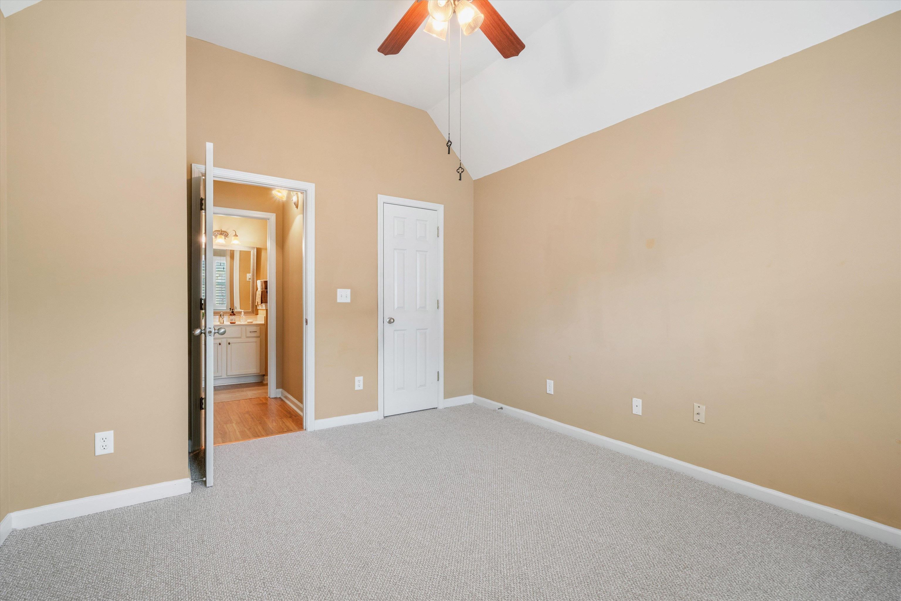 1058 W MONTEBELLO CIR