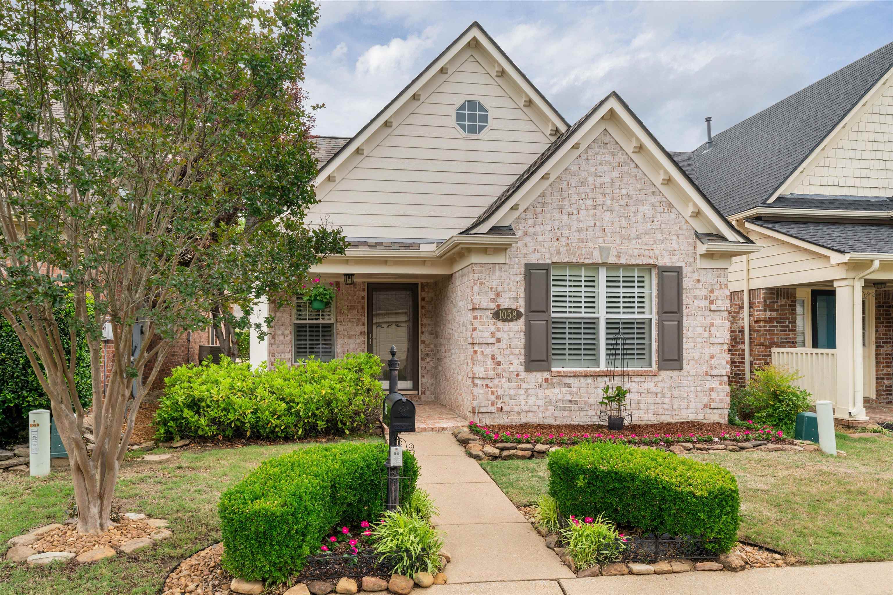 1058 W MONTEBELLO CIR