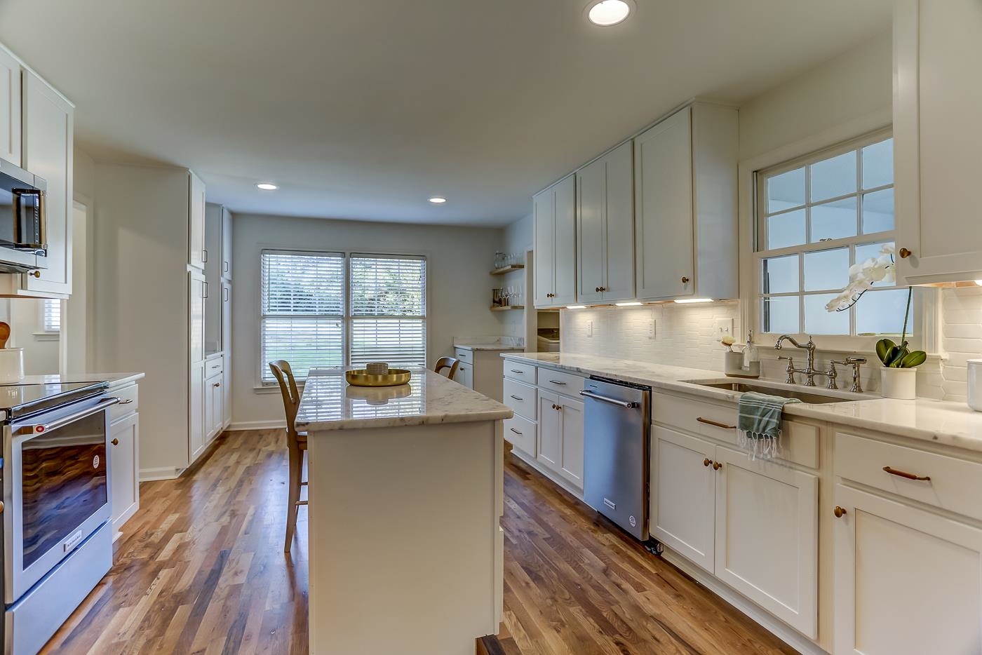 7118 WOODRIDGE LN