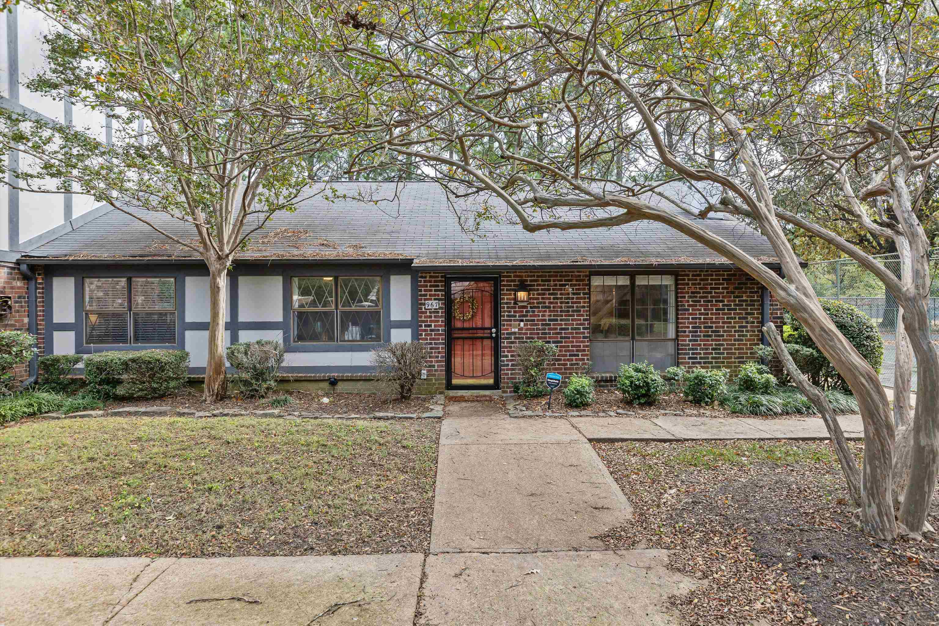 967 GREEN OAKS DR