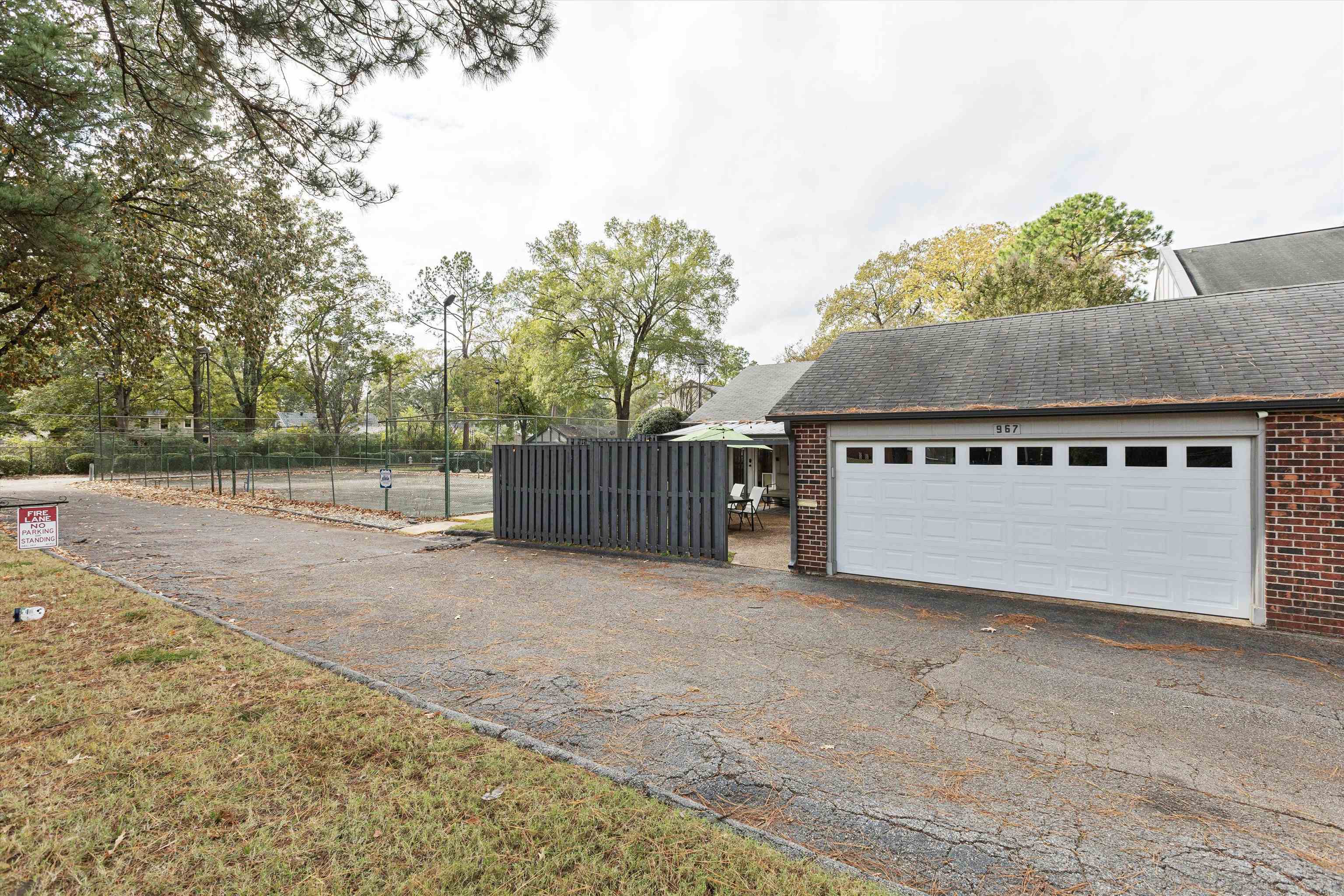 967 GREEN OAKS DR