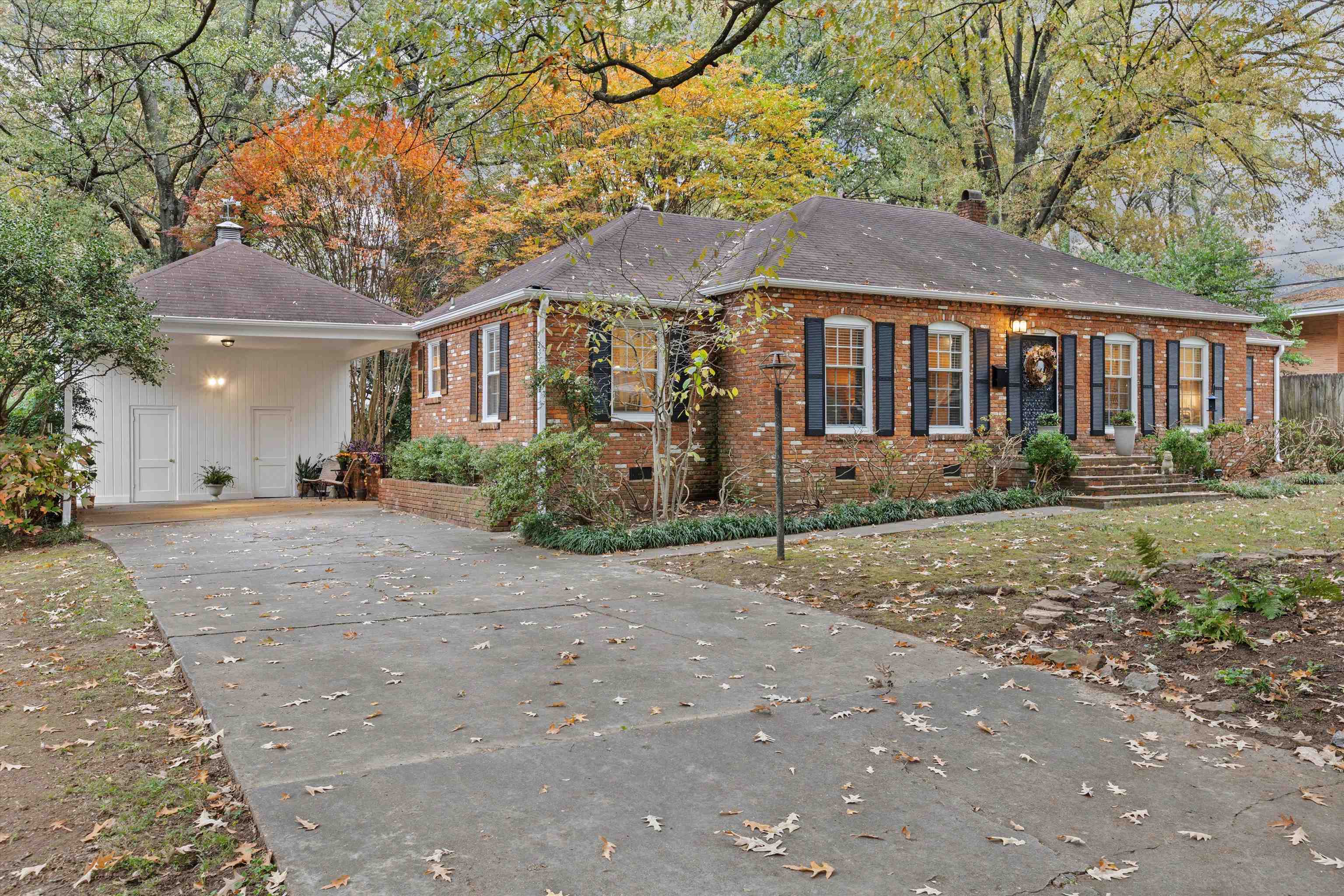4220 WOODCREST DR