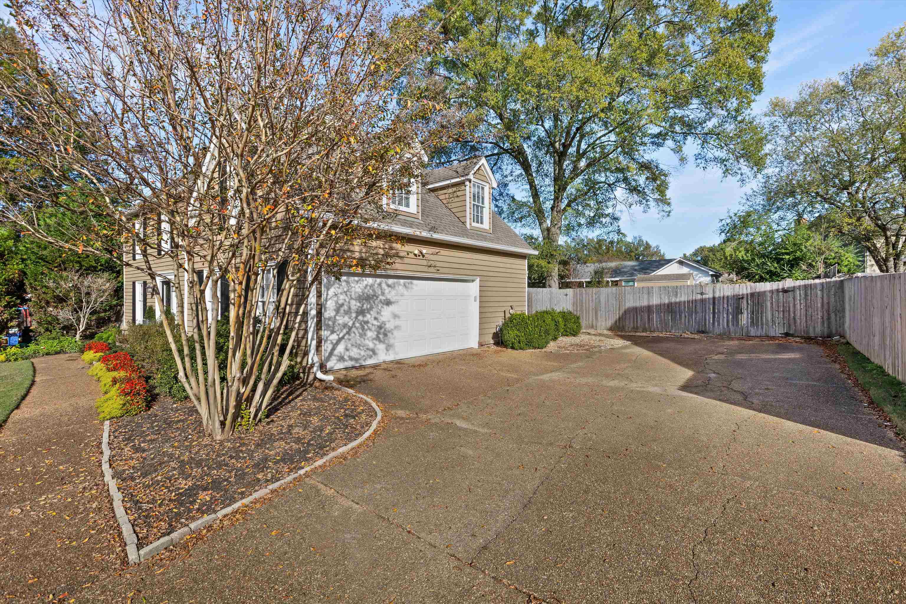 596 SIX CROWNS DR