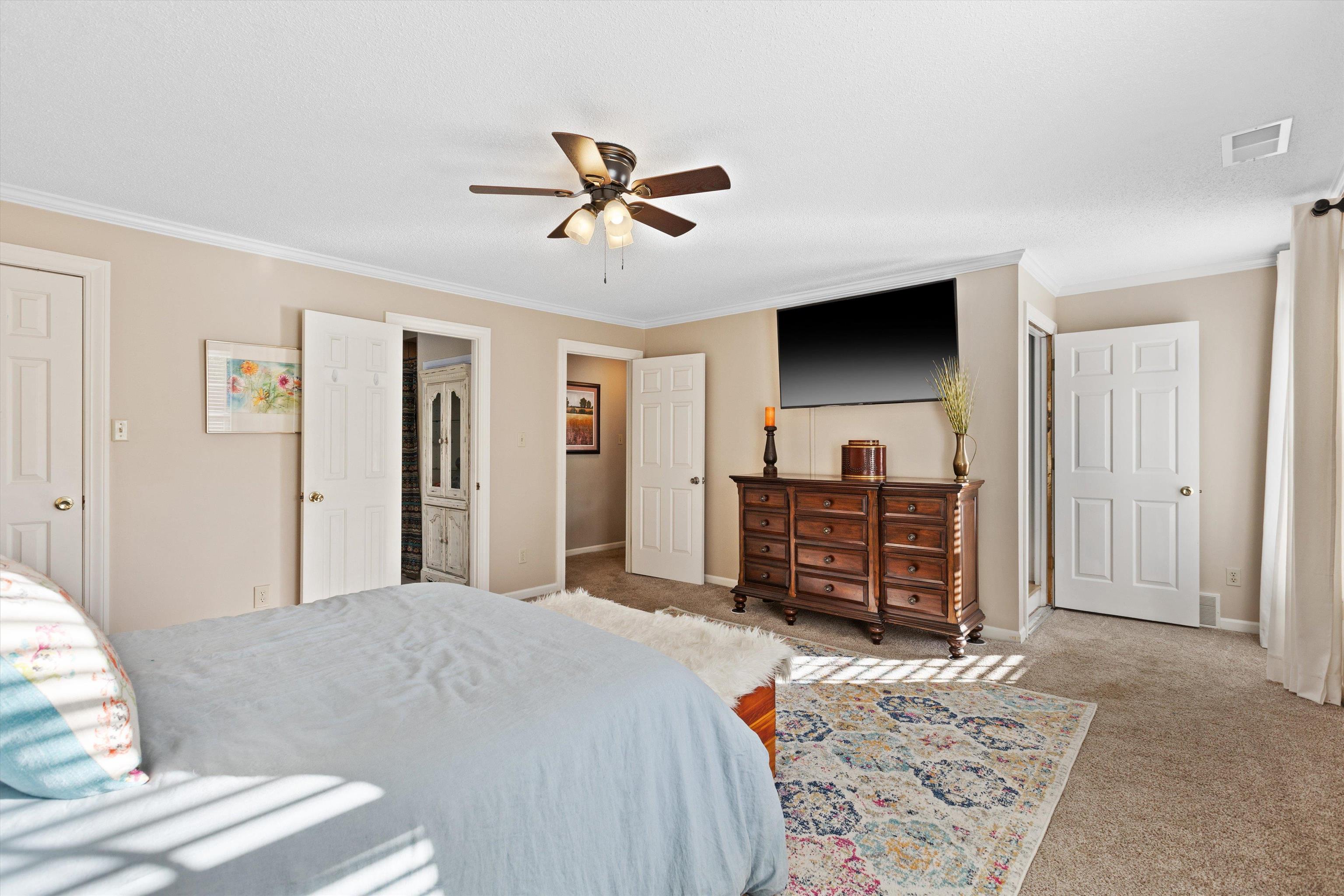 596 SIX CROWNS DR