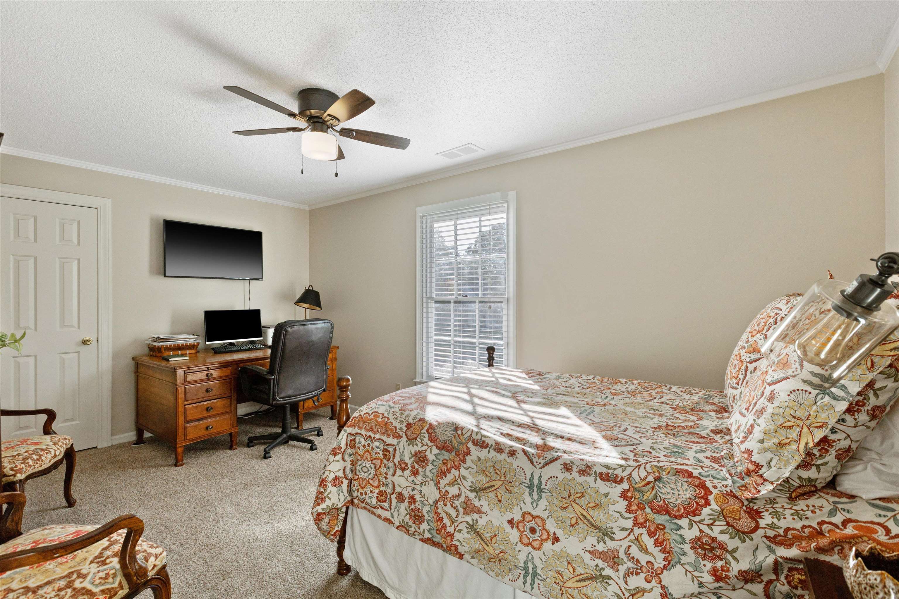 596 SIX CROWNS DR