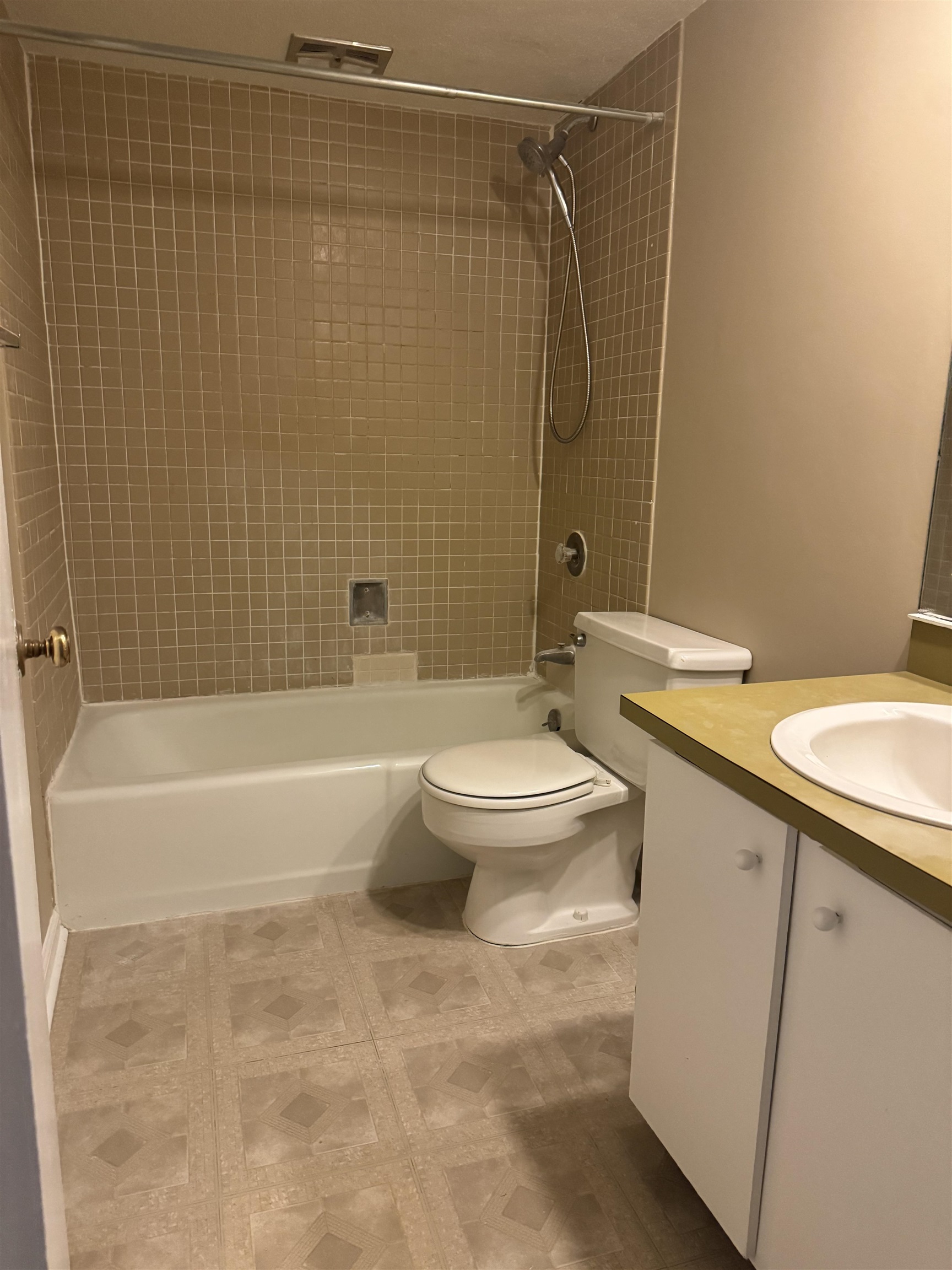 1208 MIDDLE CT Unit: 202