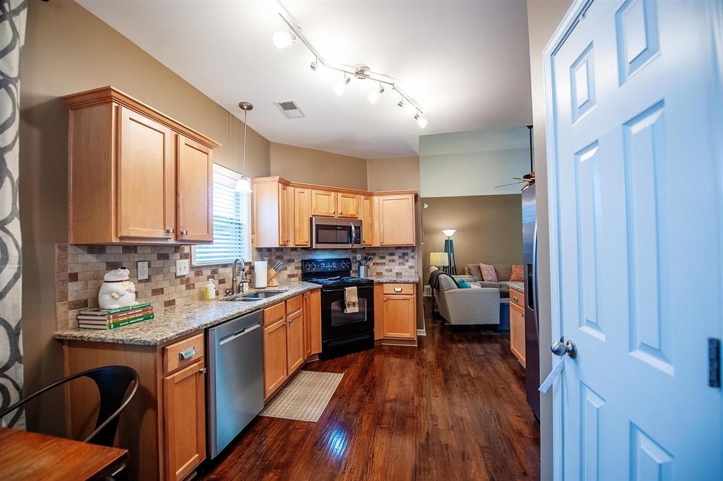 1424 ISLAND TOWN DR