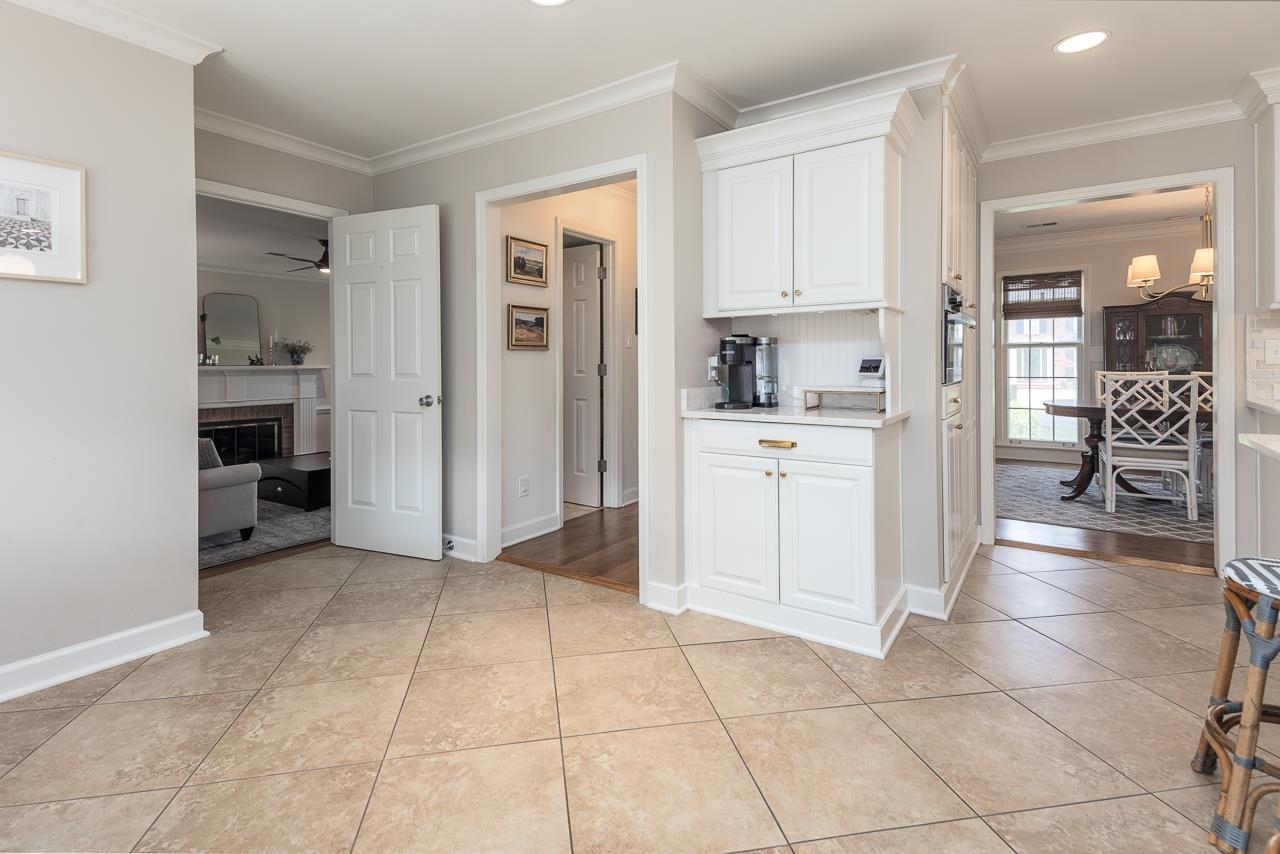 9169 GREENBRIER CV
