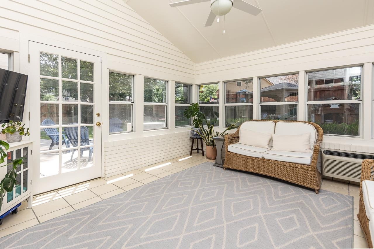 9169 GREENBRIER CV
