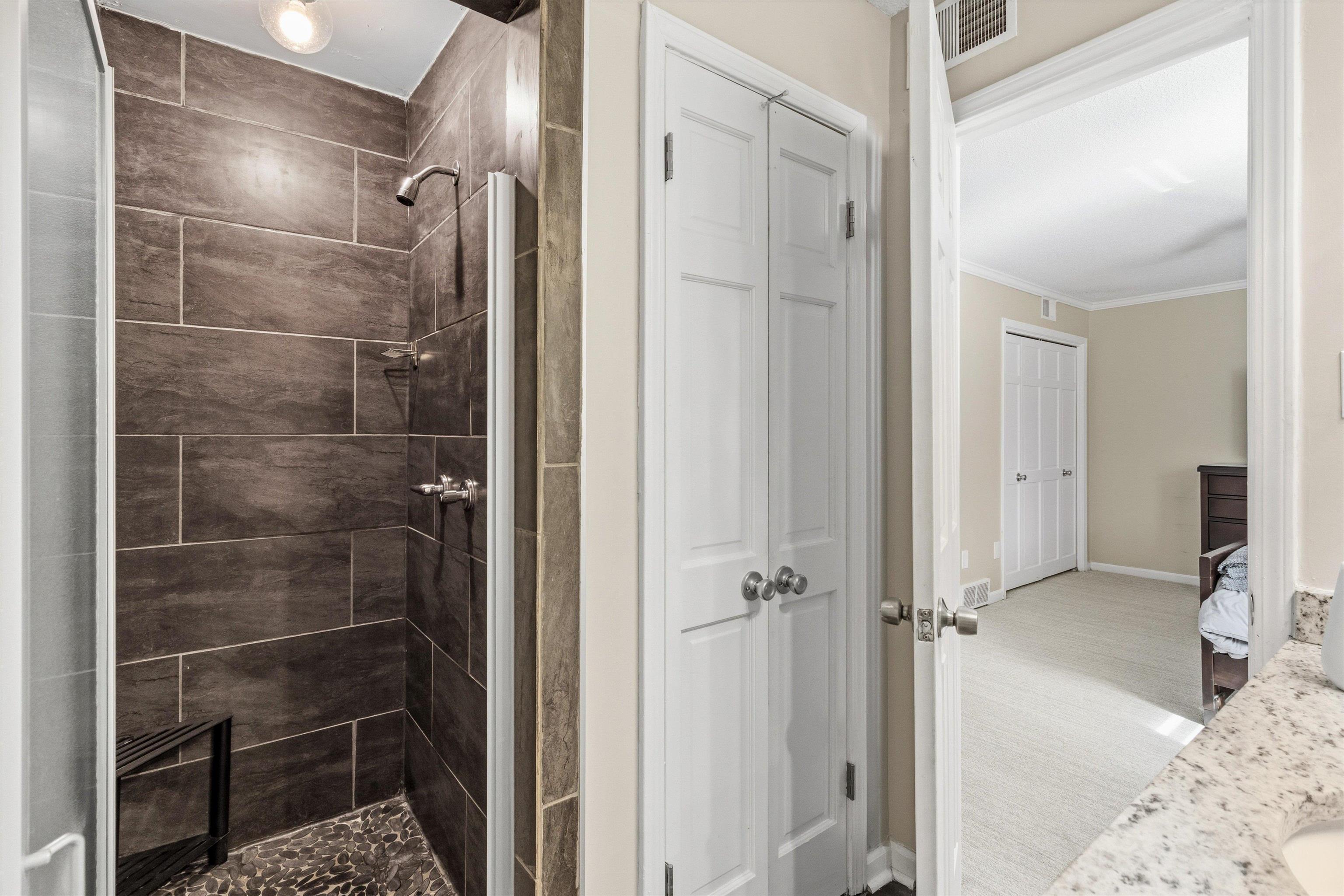 6902 MIDHURST DR Unit: 6902