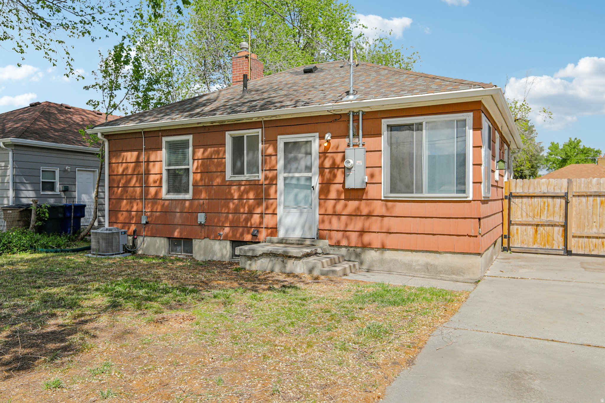 849 W MONTAGUE AVE