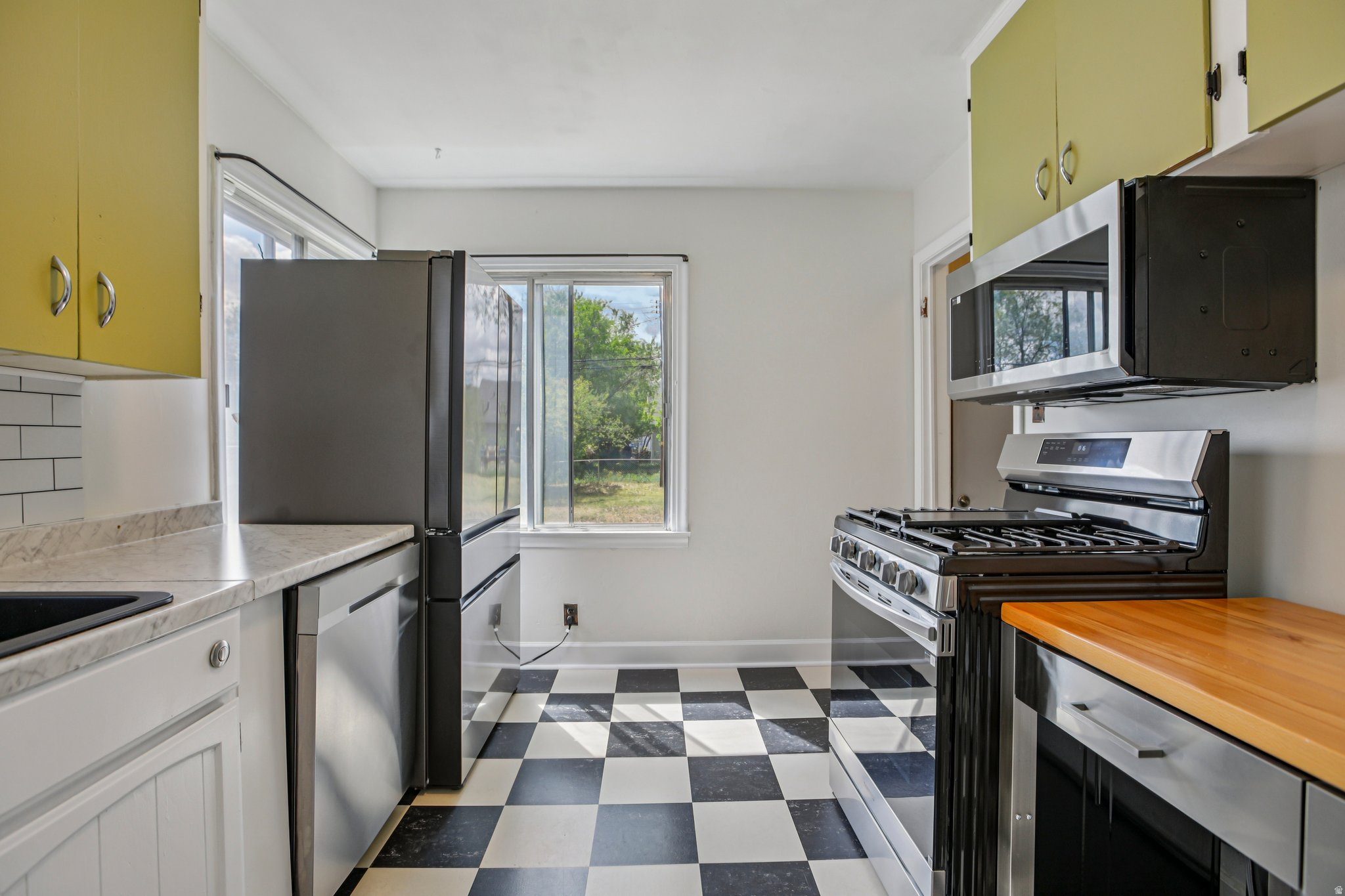 849 W MONTAGUE AVE