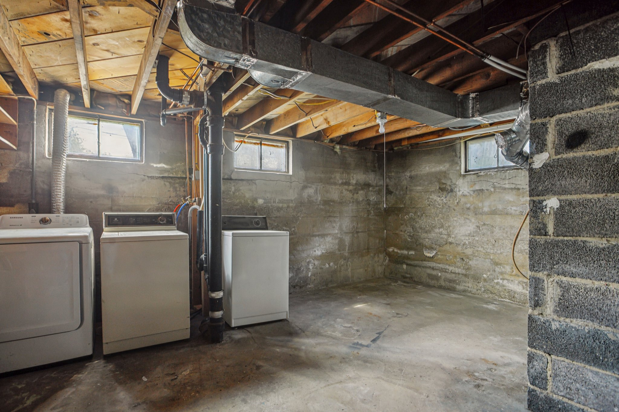 849 W MONTAGUE AVE