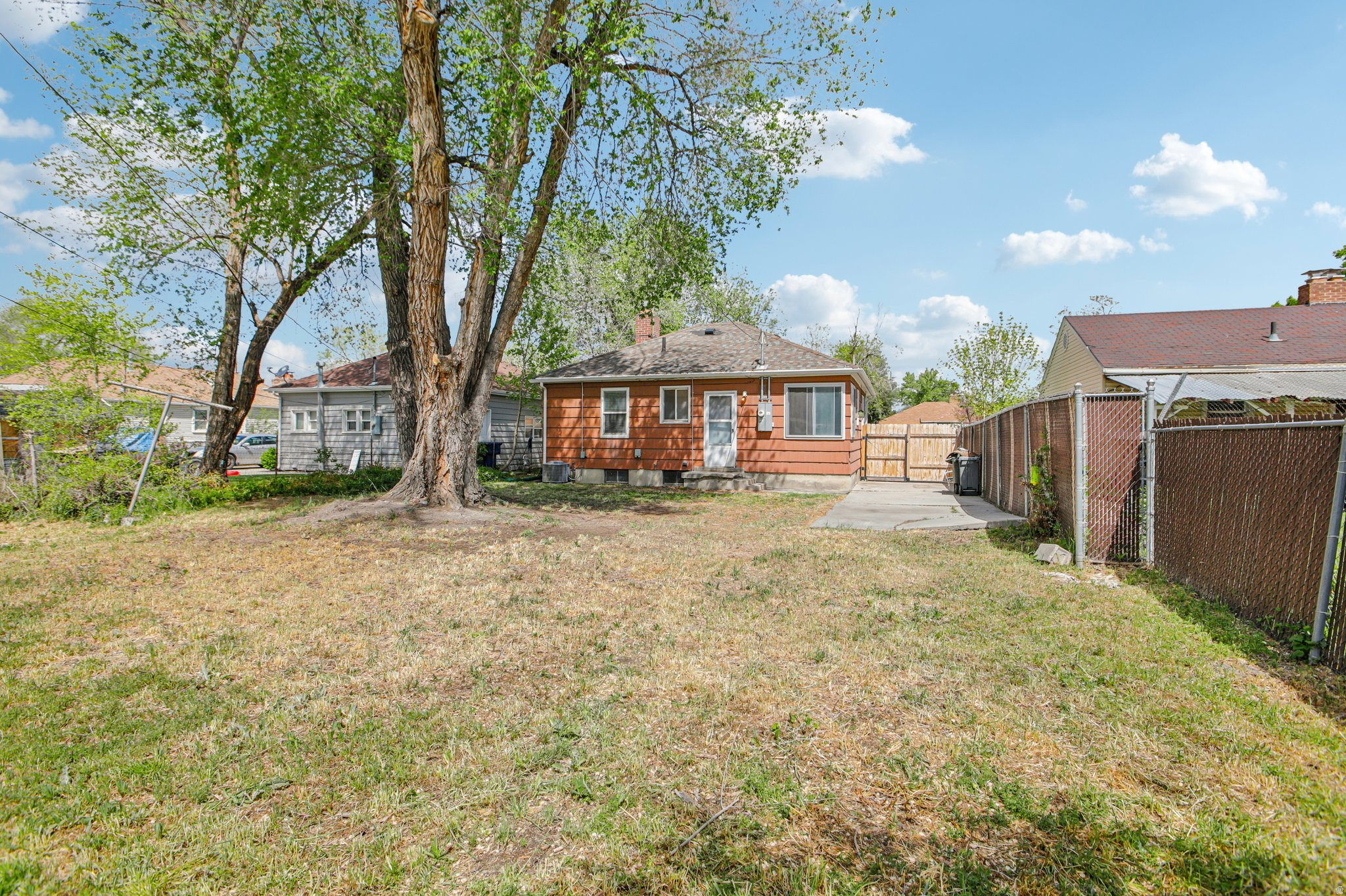 849 W MONTAGUE AVE