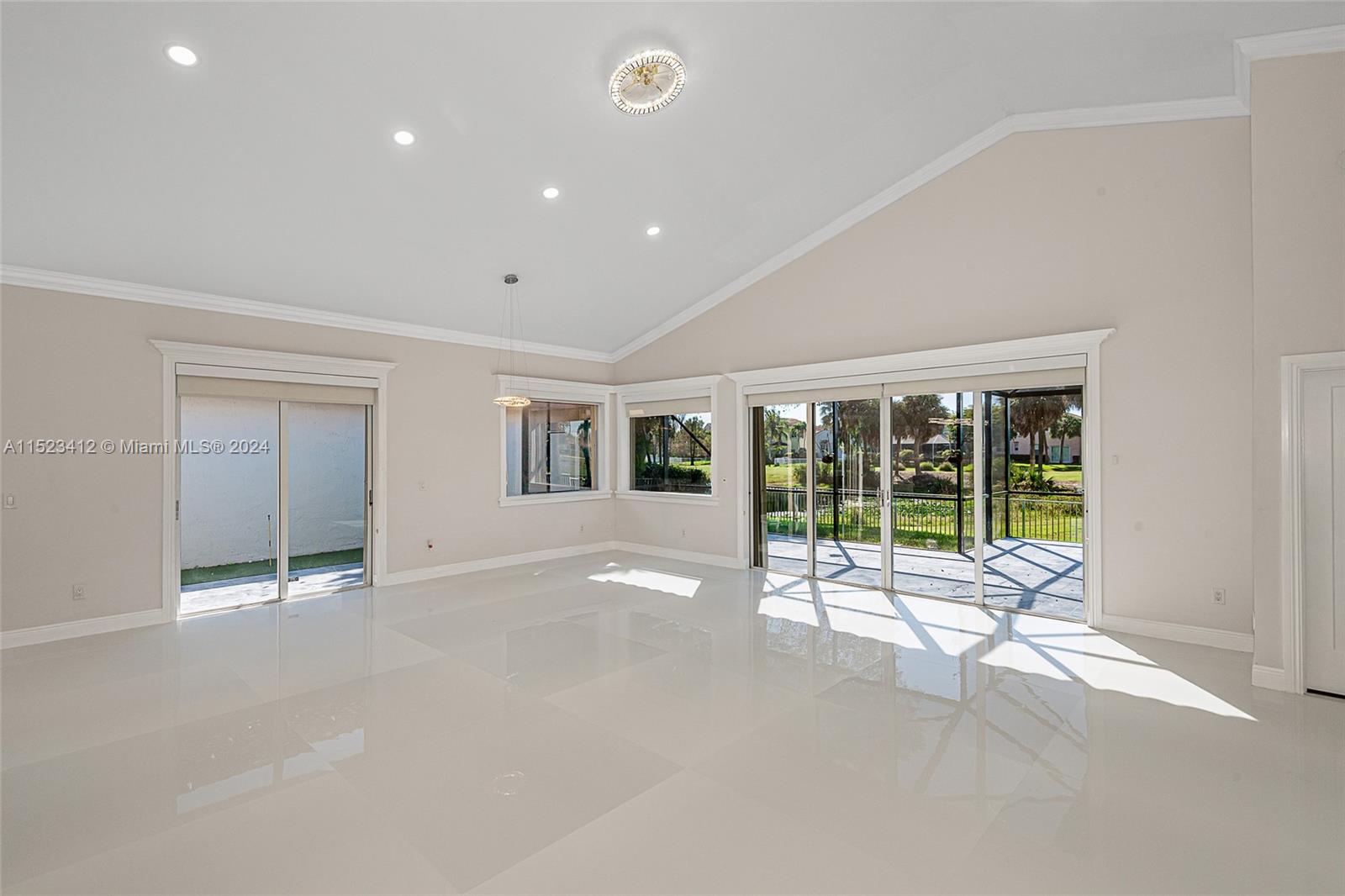1530 W Lacosta Dr W