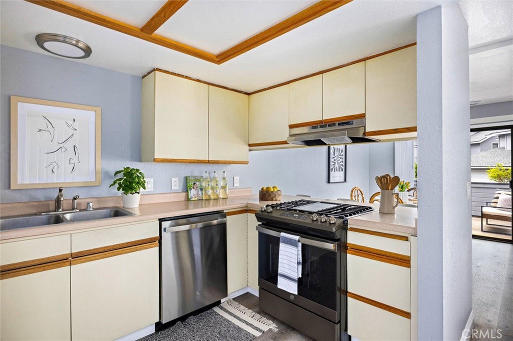 2221 King Court 40
