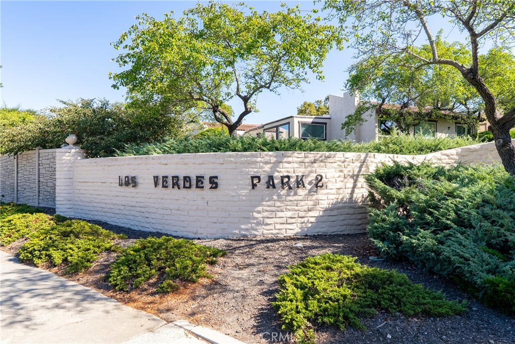 Landscaped entrance wall marked Los Verdes Park 2, with a modern home behind it.