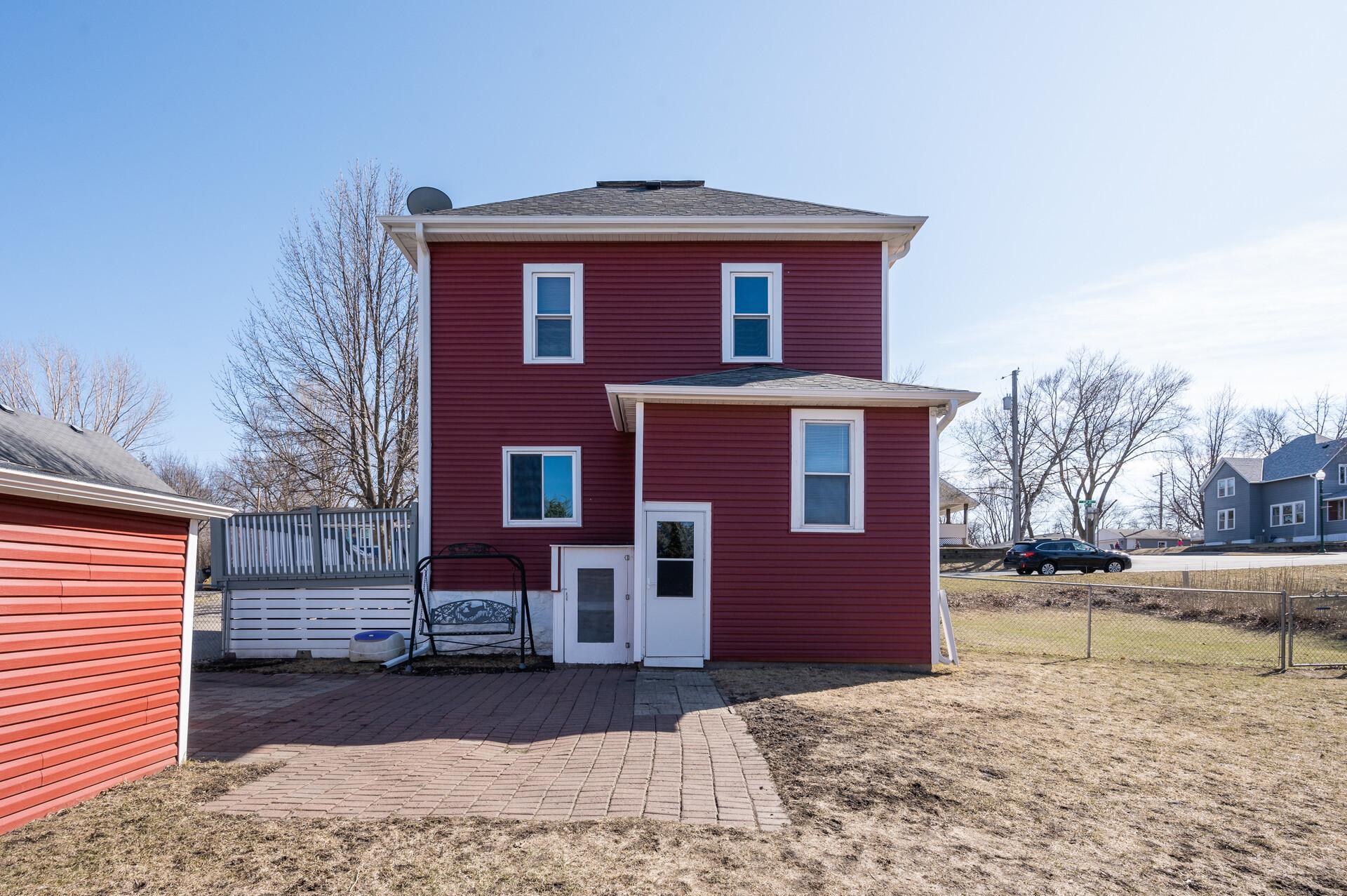120 Elm Street E