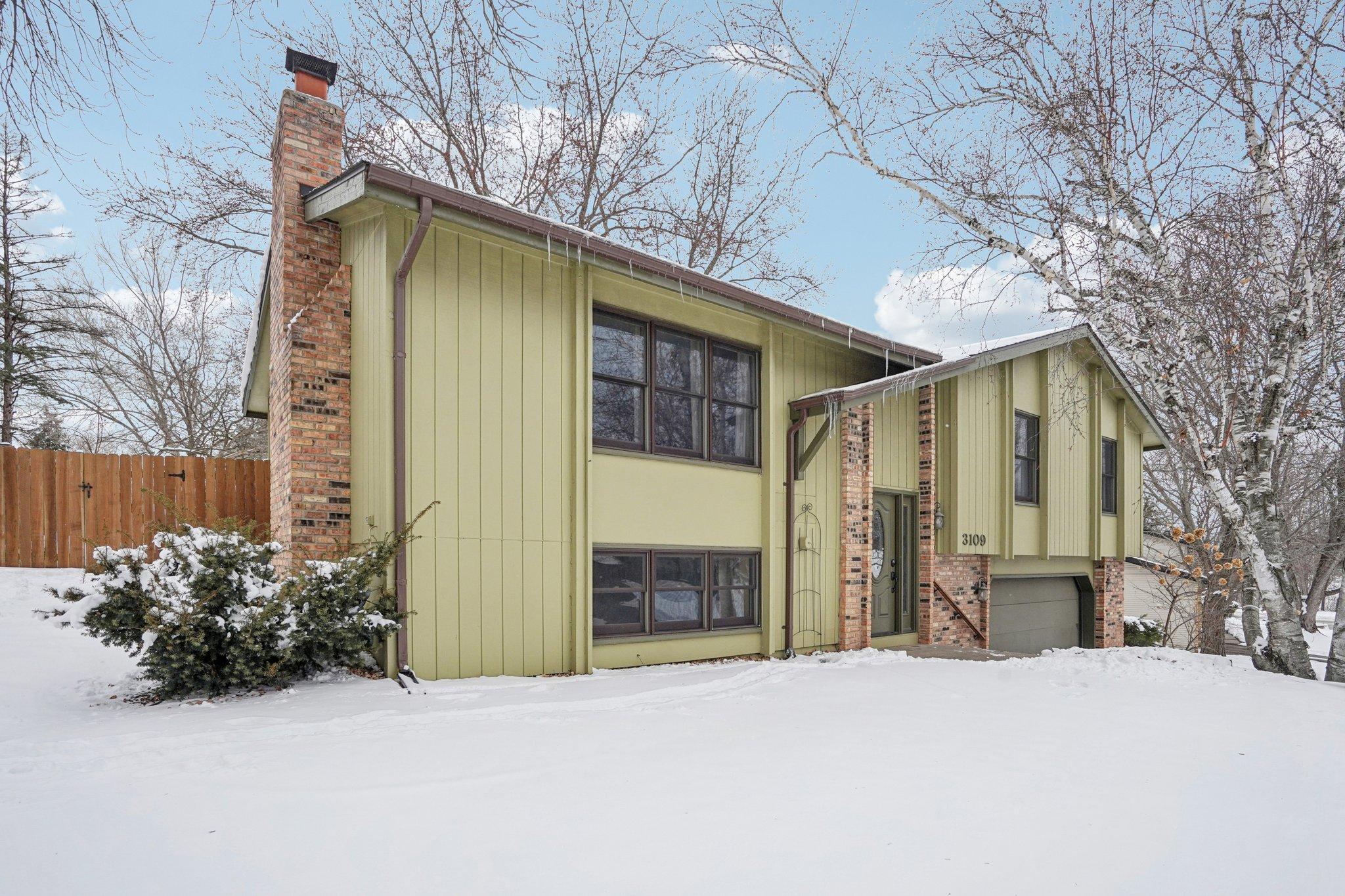 3109 Red Oak Circle N