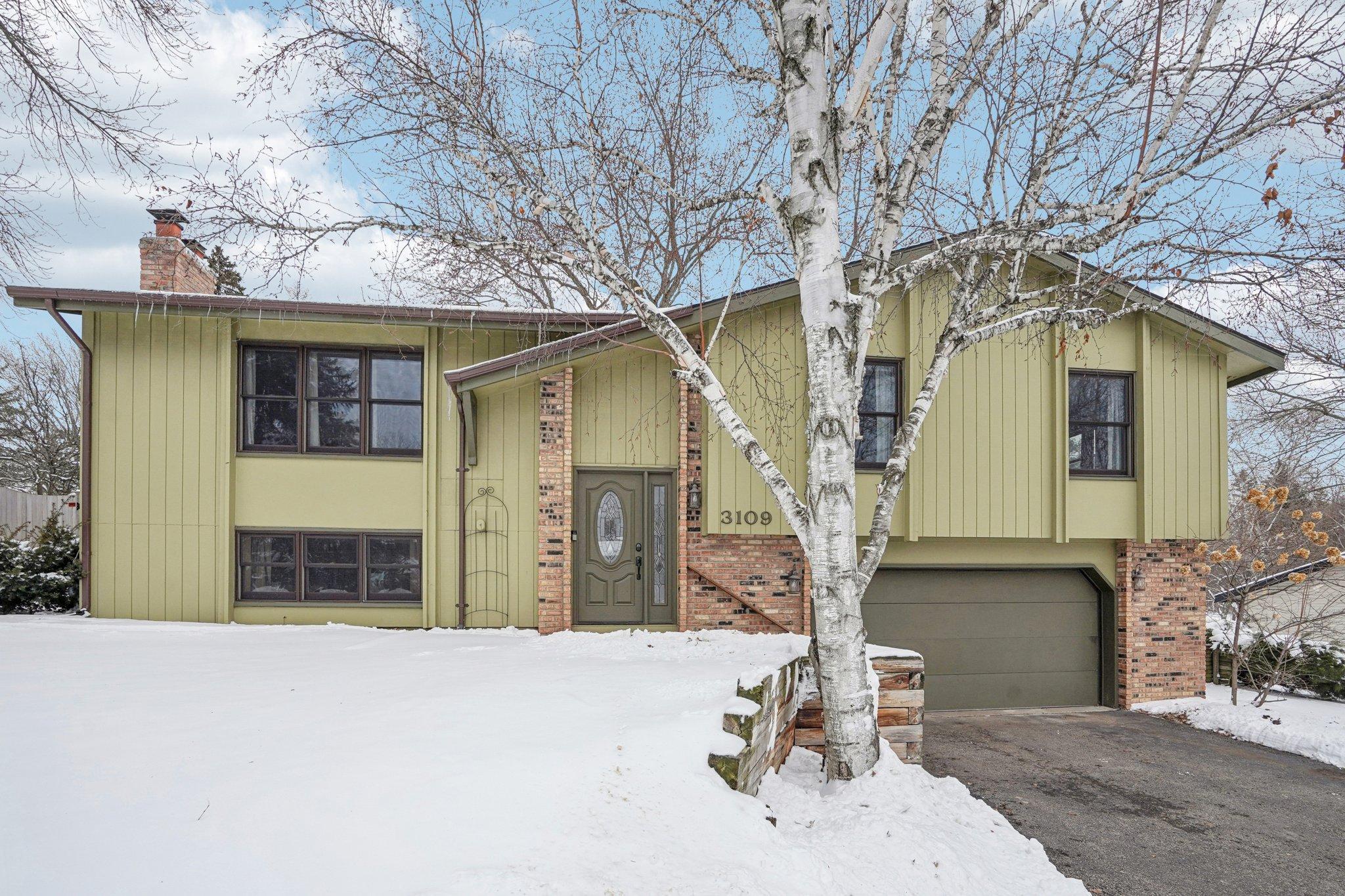 3109 Red Oak Circle N