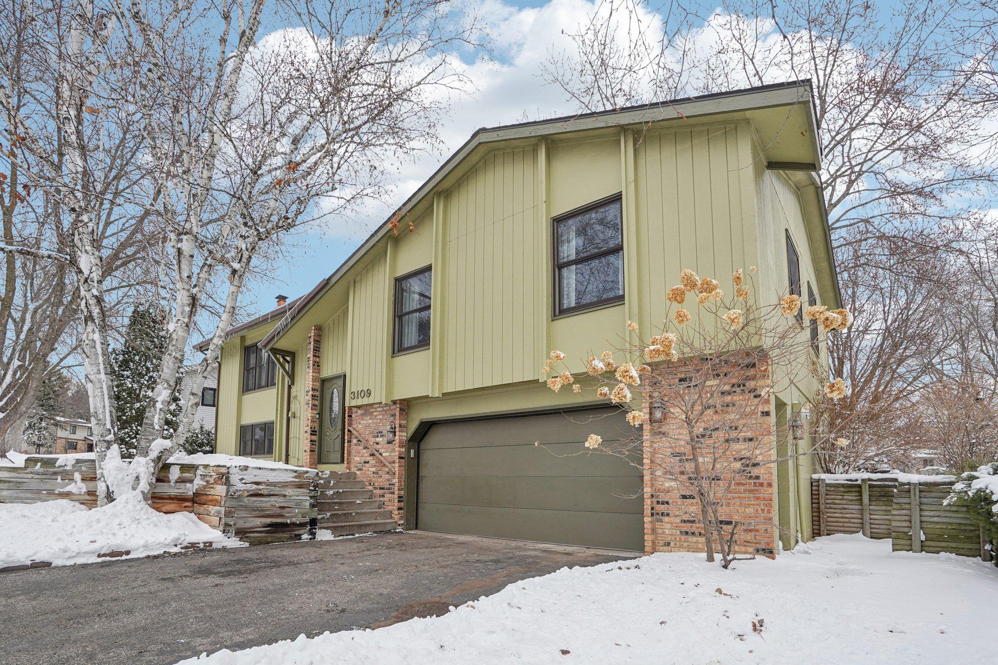 3109 Red Oak Circle N