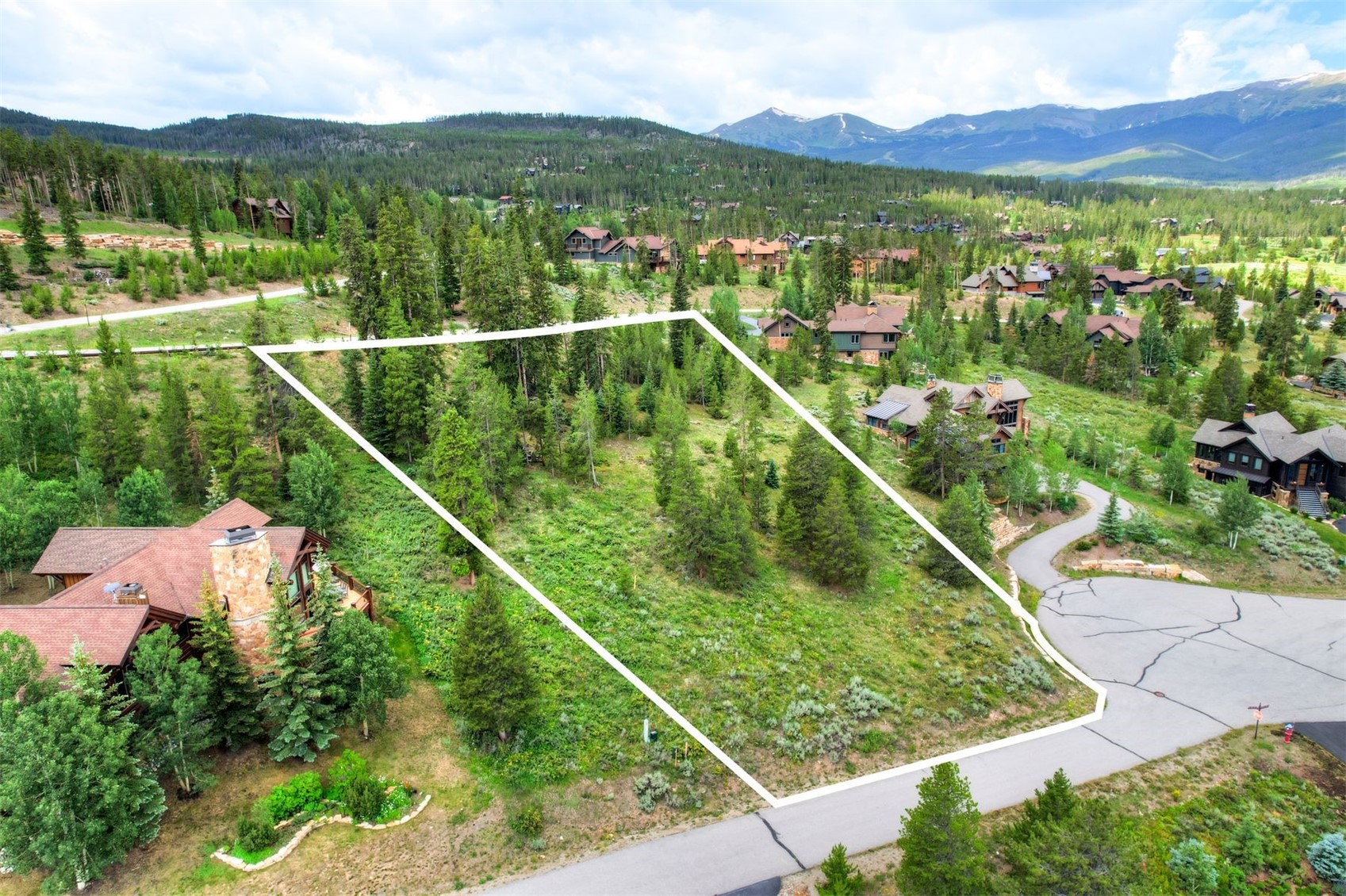 407 Lake Edge DRIVE