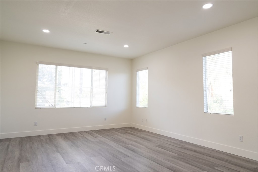 6158 N Kingsmill Court