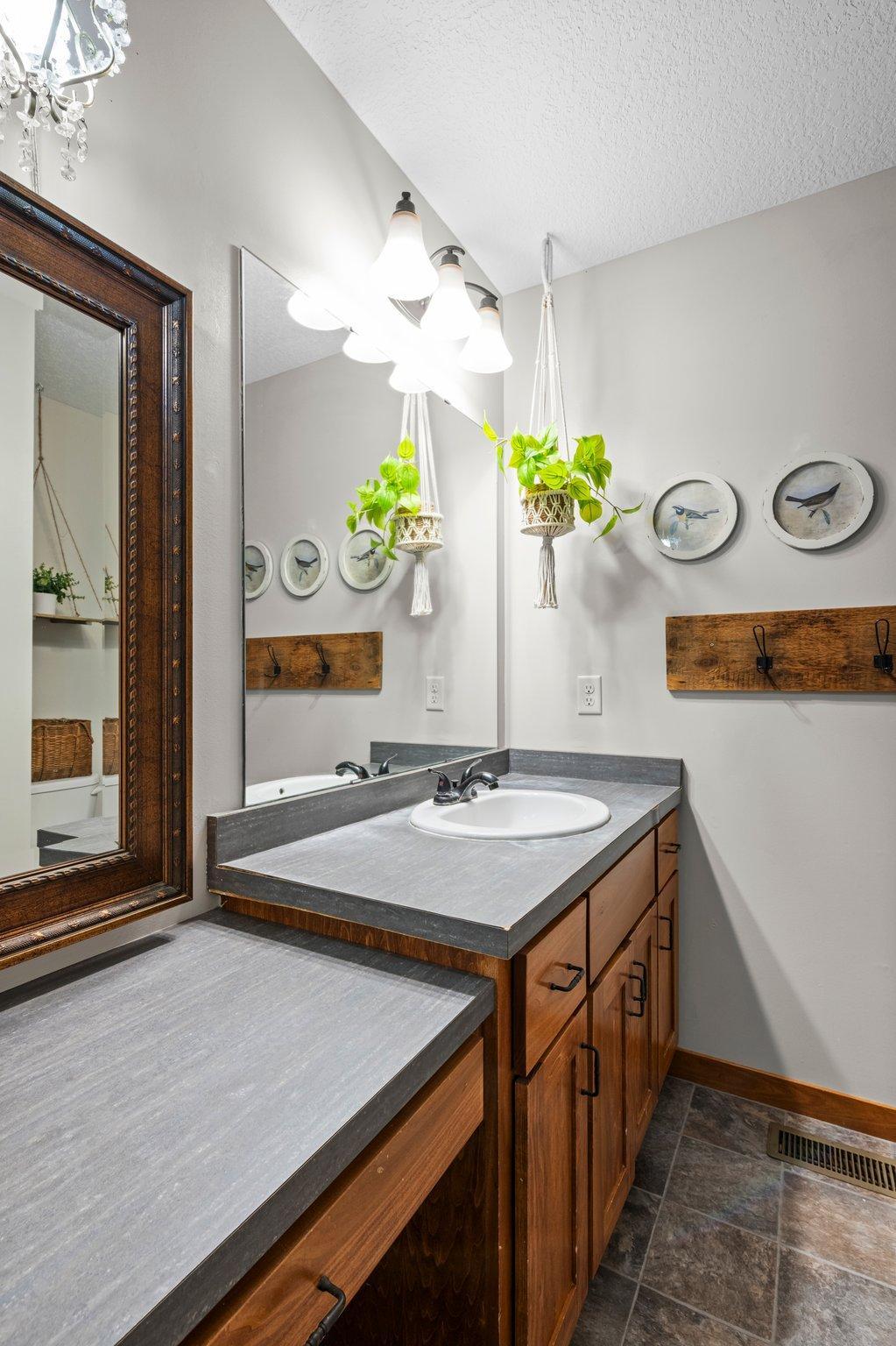 680 Elins Lake Road SE