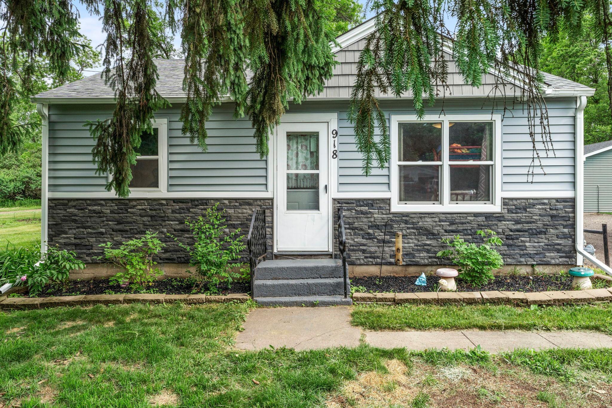 918 Maple Avenue E