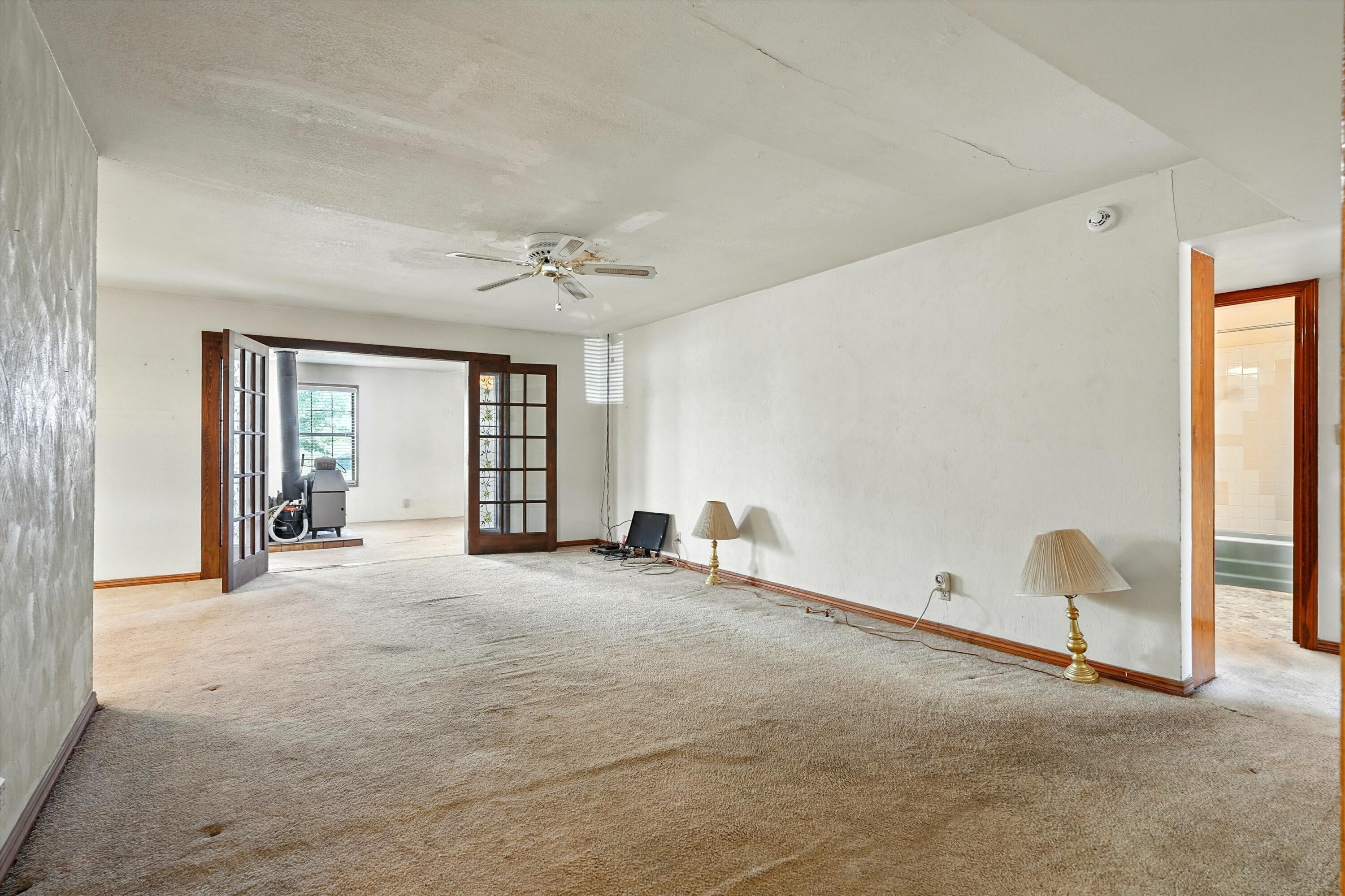 909 CEDAR Avenue