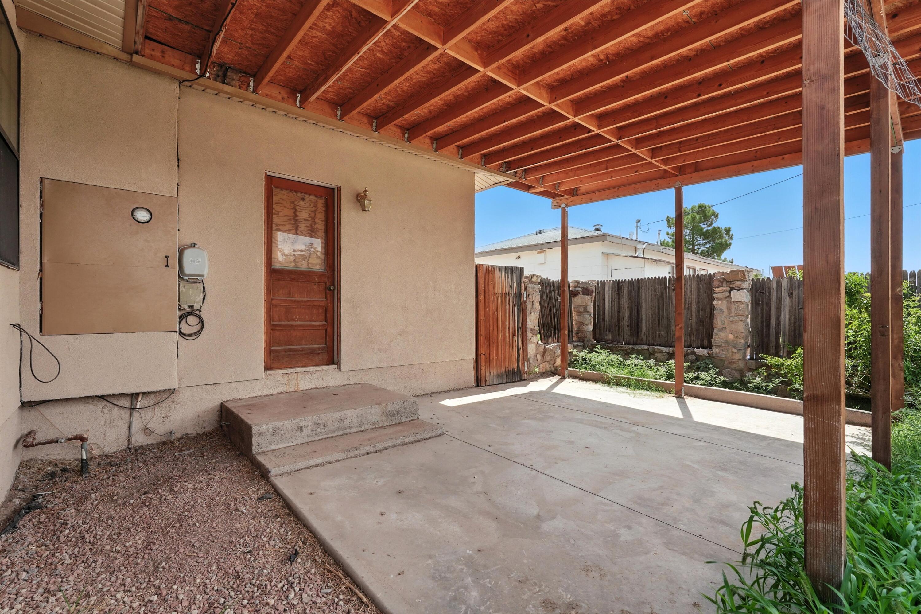 909 CEDAR Avenue