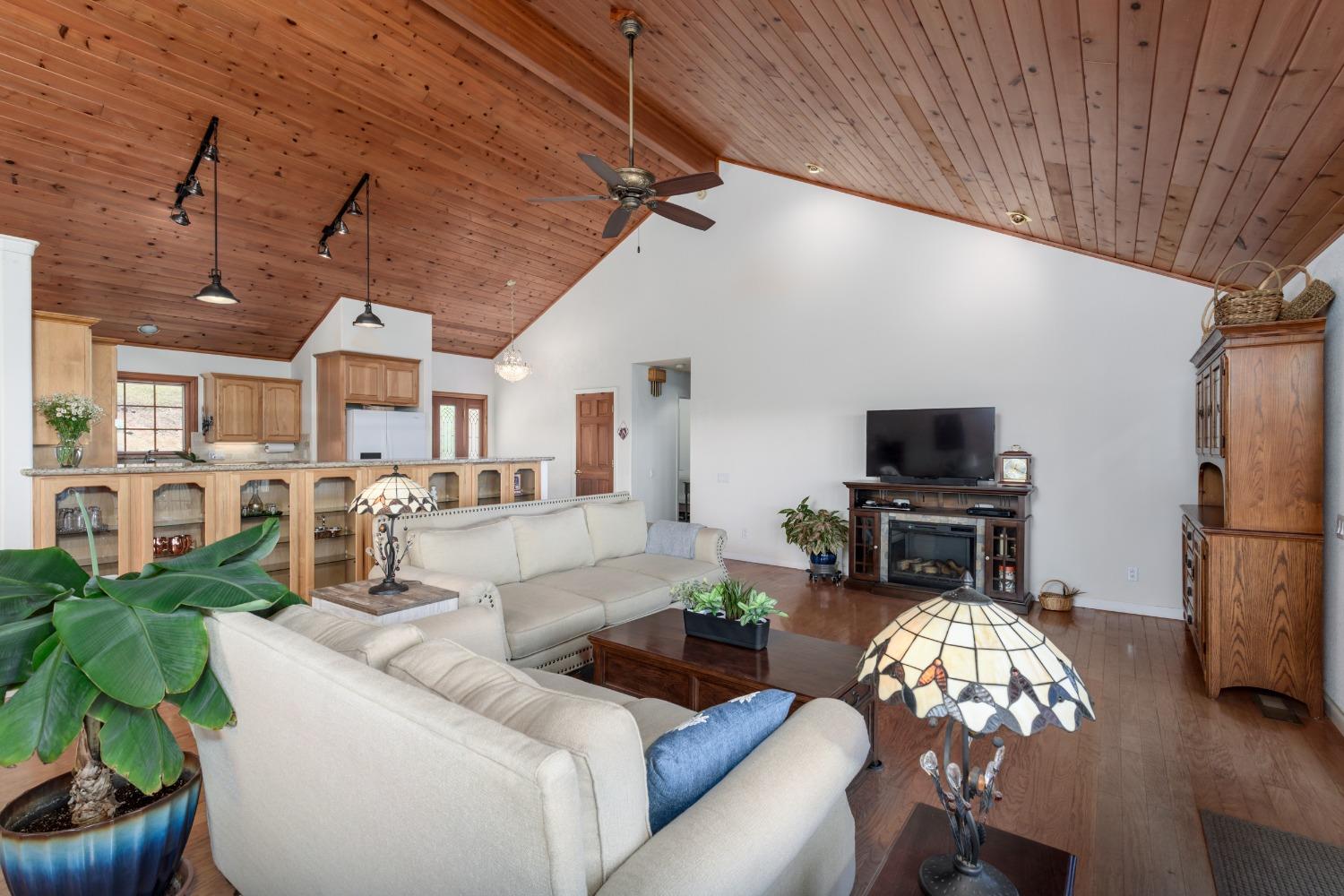 707 Kanaka Valley Road