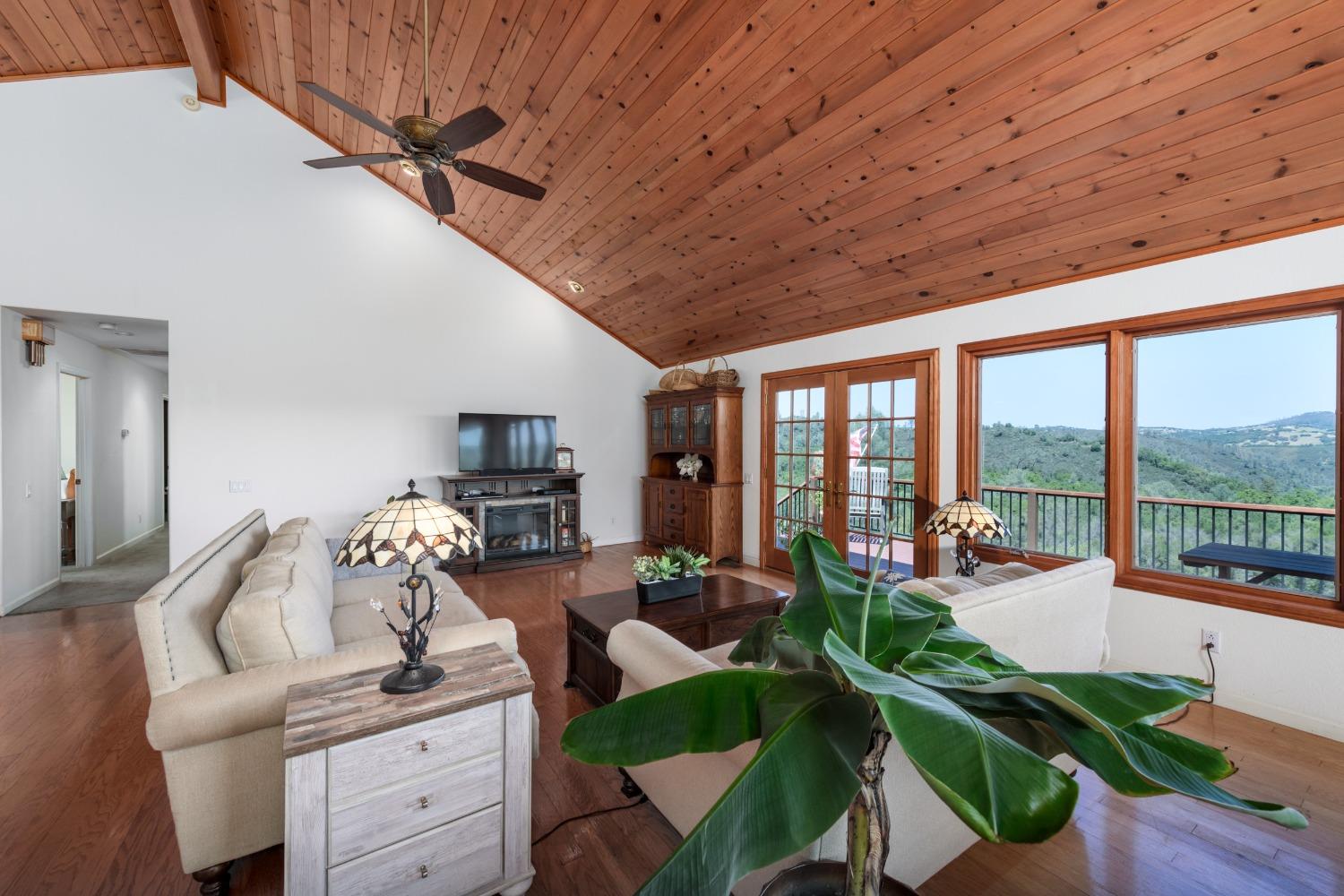 707 Kanaka Valley Road