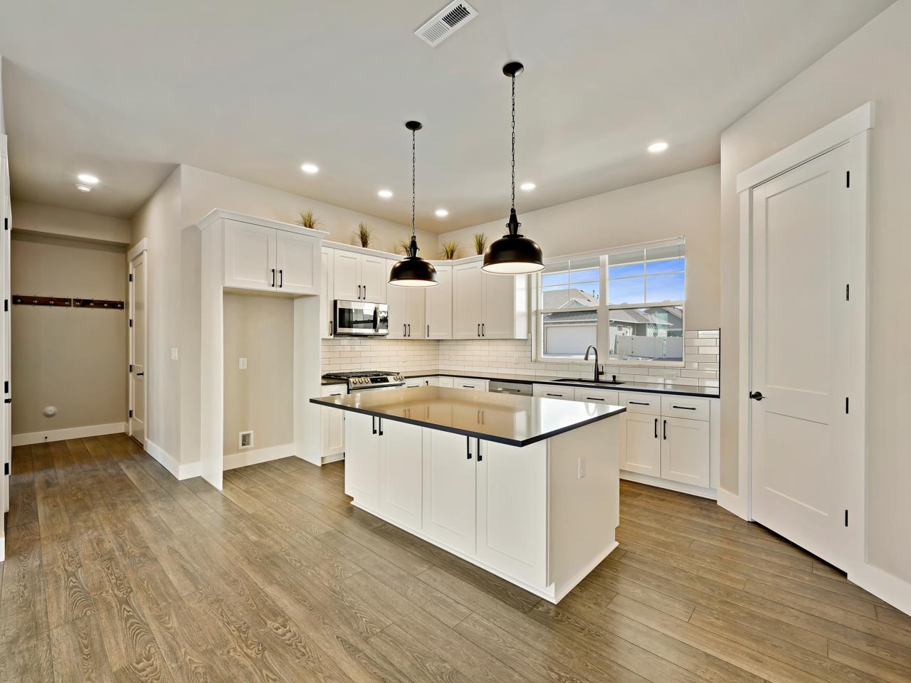 823 RED APPLE ROAD