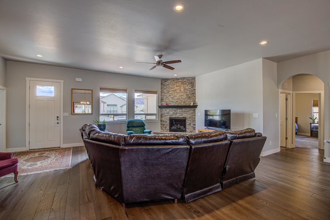 1025 Adobe View